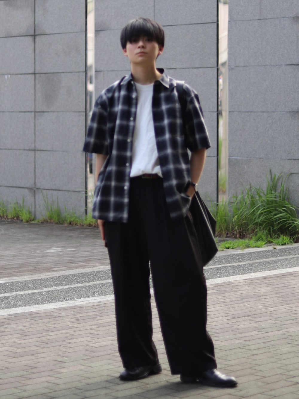 「柄シャツ、チェックシャツ、スラックス、お出かけコーデ、きれいめカジュアル、革靴、Tシャツ、タックイン」｜「UNIQLOのチノワイドパンツ（その他パンツ、ブラック系）」を使った、りゅんやさん（メンズ・174cm）の夏コーディネートの4枚目の写真