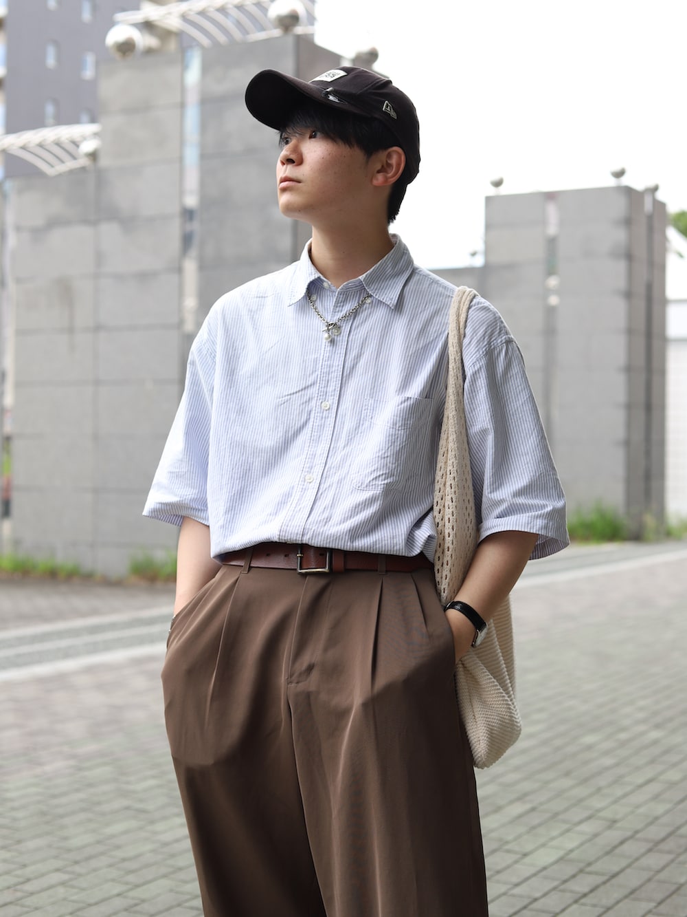 「夏コーデ、春夏コーデ、シャツスタイル、タックイン、タックインスタイル、革靴、スラックス、キャップ、帽子」｜「JUNREDのテクスチャーTRインタックワイドパンツ（スラックス、ブラウン系）」を使った、りゅんやさん（メンズ・174cm）の夏コーディネートの3枚目の写真
