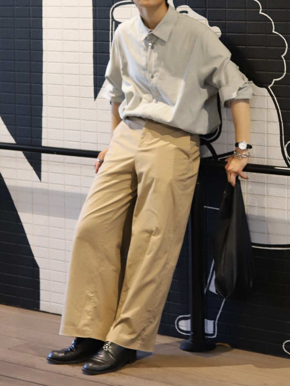 「WEARyouthコーデ、ワイドパンツ、ストライプシャツ、タックイン、淡色コーデ、大人カジュアル、メンズコーデ、シャツスタイル」｜「RAGEBLUEのシンセティックレザー/ヒールシューズ（ドレスシューズ、ブラック系）」を使った、りゅんやさん（メンズ・174cm）の秋コーディネートの2枚目の写真