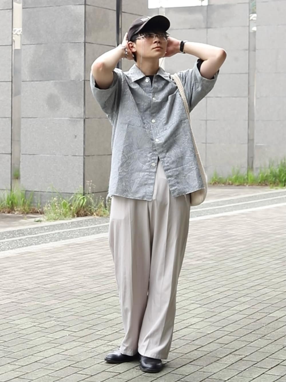 「柄シャツ、夏コーデ、革靴、白パンツ、ブルー、ホワイト、レザーシューズ、トートバッグ、WEARyouthコーデ、キャップ、メガネ男子」｜「MONKEY TIMEの＜monkey time＞ PE JACQUARD CUT-OFF SHIRT/シャツ（シャツ/ブラウス、ブルー系）」を使った、りゅんやさん（メンズ・174cm）の夏コーディネートの3枚目の写真