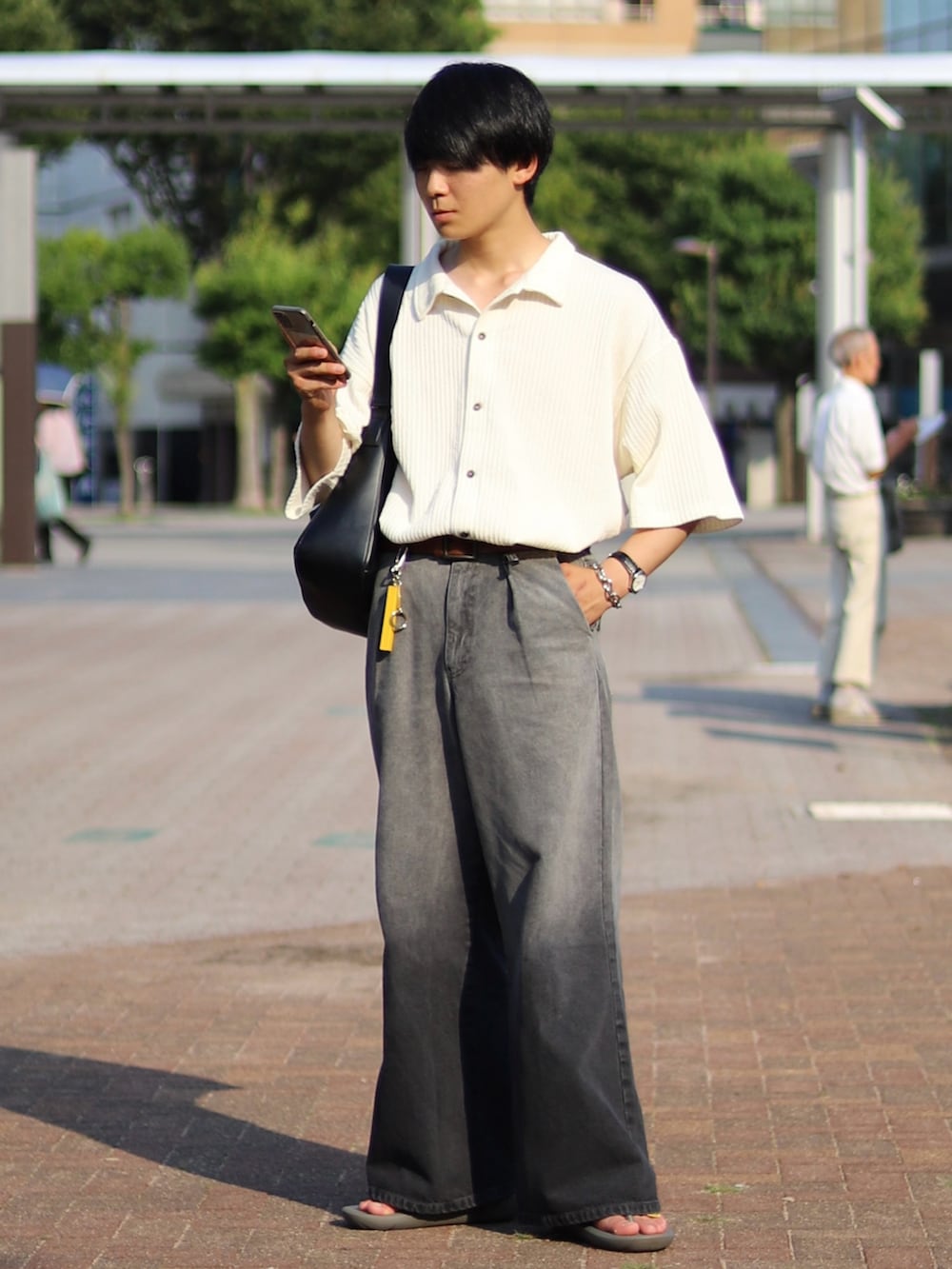 「シャツスタイル、大人カジュアル、初秋コーデ、秋服準備はじめました、モノトーン、サンダル、グラデーション、ワイドパンツ、グラデーションパンツ、白シャツ、シャツコーデ、タックイン、休日スタイル、デートコーデ」｜「CALLNEの【CALLNE】1Tuck Wide Straight Deinm / 1タックワイドストレートデニム（12.8oz）（デニムパンツ、ブラック系）」を使った、りゅんやさん（メンズ・174cm）の夏コーディネートの2枚目の写真