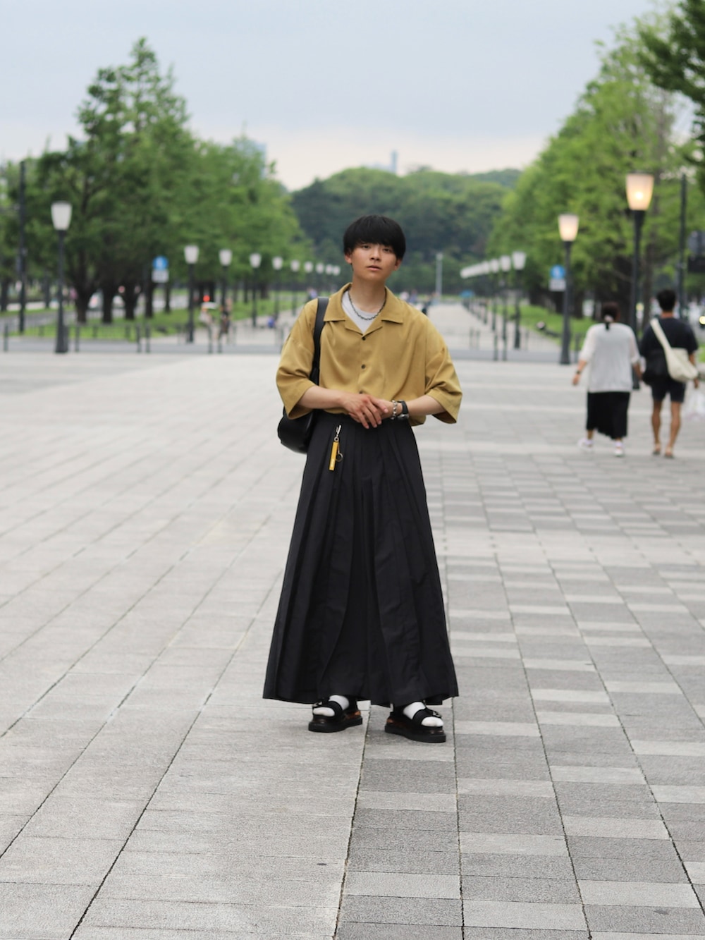 「休日コーデ、夏コーデ、ハカマパンツ、サンダル、大人コーデ、シャツコーデ、タックイン、オープンカラーシャツ、サンダルコーデ、シャツスタイル、タックインコーデ」｜「HAREのベルトスニーカーSサンダル(HARE)（サンダル、ブラック系）」を使った、りゅんやさん（メンズ・174cm）の夏コーディネートの2枚目の写真