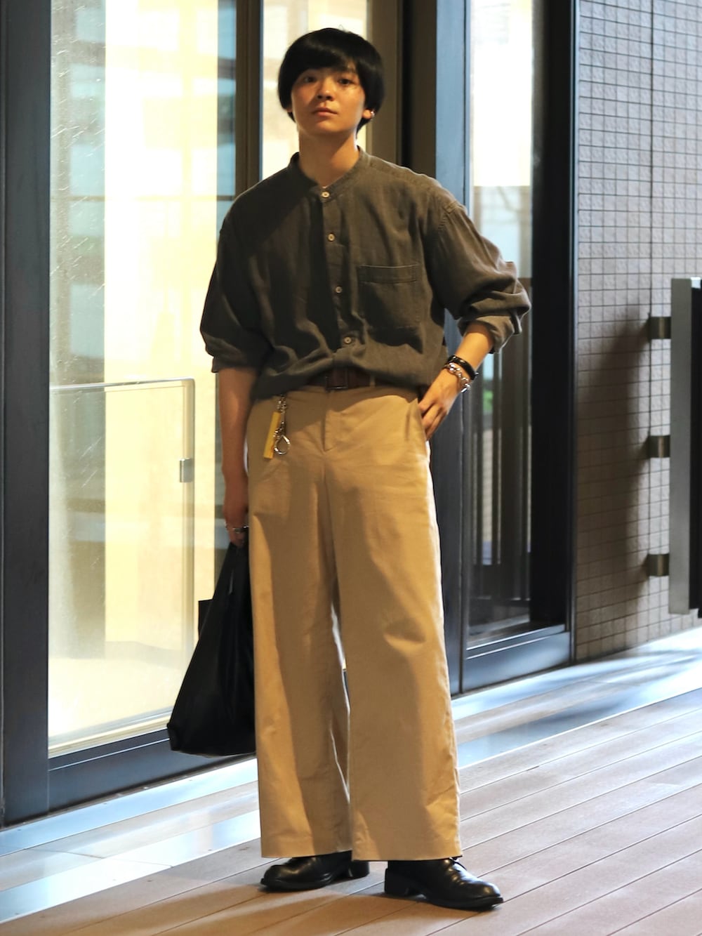 「秋服準備はじめました、淡色コーデ、シャツスタイル、シンプルスタイル、休日スタイル、厚底シューズ、夏コーデ、秋のコーデ、ワイドパンツ、タックイン、バンドカラーシャツ、メンズコーデ、レザー」｜「RAGEBLUEのシンセティックレザー/フェイクスウェードグルカシューズ（ドレスシューズ、ブラック系）」を使った、りゅんやさん（メンズ・174cm）の秋コーディネートの2枚目の写真