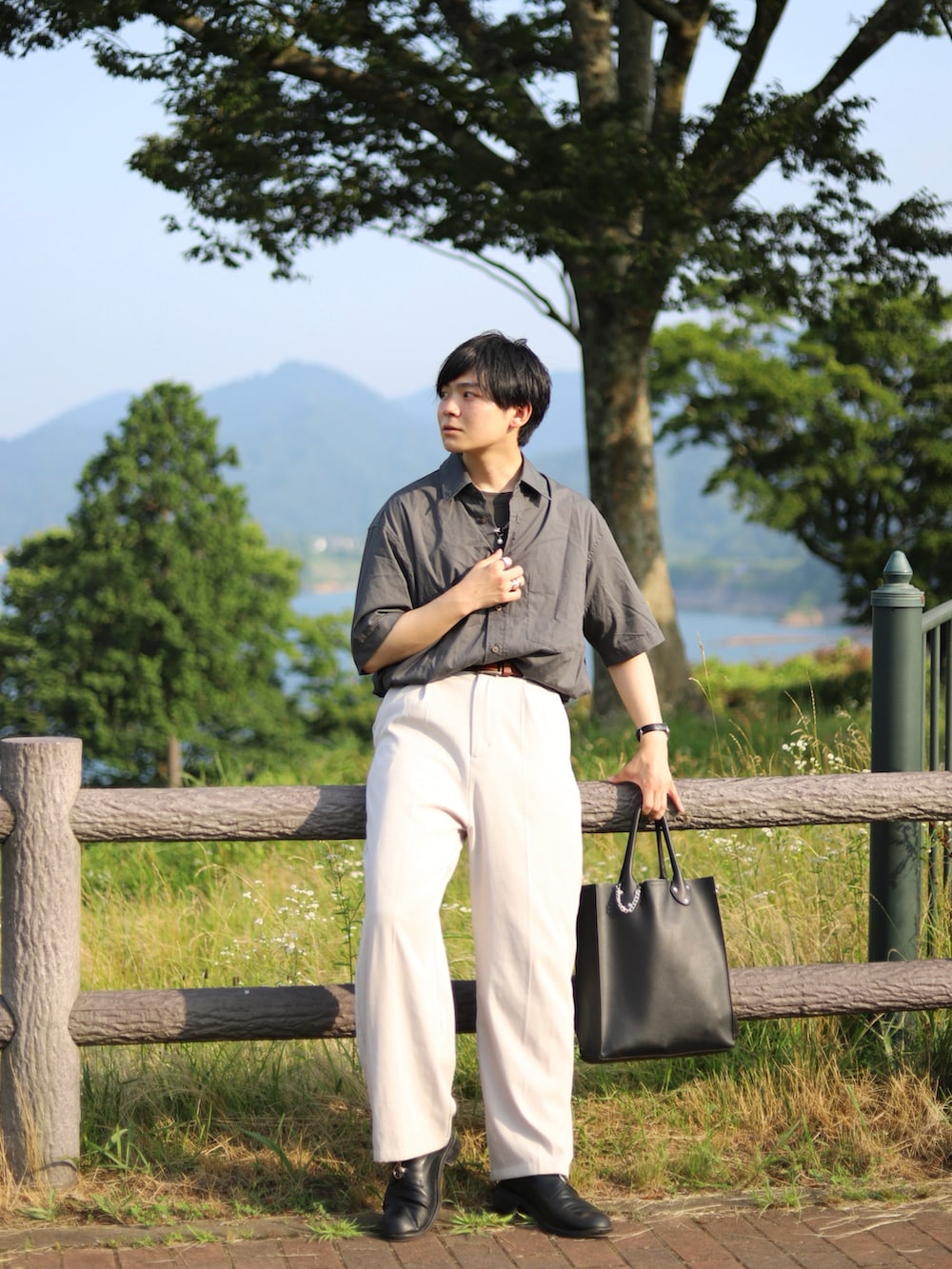 「モノトーン、革靴、タックイン、白パンツ、腕まくり、革バッグ、レザーバッグ、オトナカジュアル、お出かけコーデ、大人カジュアル、シンプルスタイル」｜「POUTOJOURUの【ポートジュール】 レザー　クラシック縦型トートバッグ ZOZOTOWN限定（トートバッグ、ブラック系）」を使った、りゅんやさん（メンズ・174cm）の夏コーディネートの2枚目の写真
