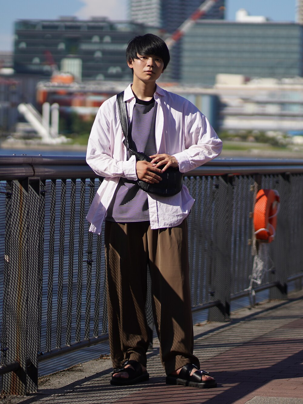「シンプル、シャツスタイル、ボーダー、ワイドパンツ、サンダル、ピンク、ブラウン、Polo Ralph Lauren、ETELIO、HARE」｜「JUNREDのテクスチャーTRインタックワイドパンツ（スラックス、ブラウン系）」を使った、りゅんやさん（メンズ・174cm）の夏コーディネートの3枚目の写真