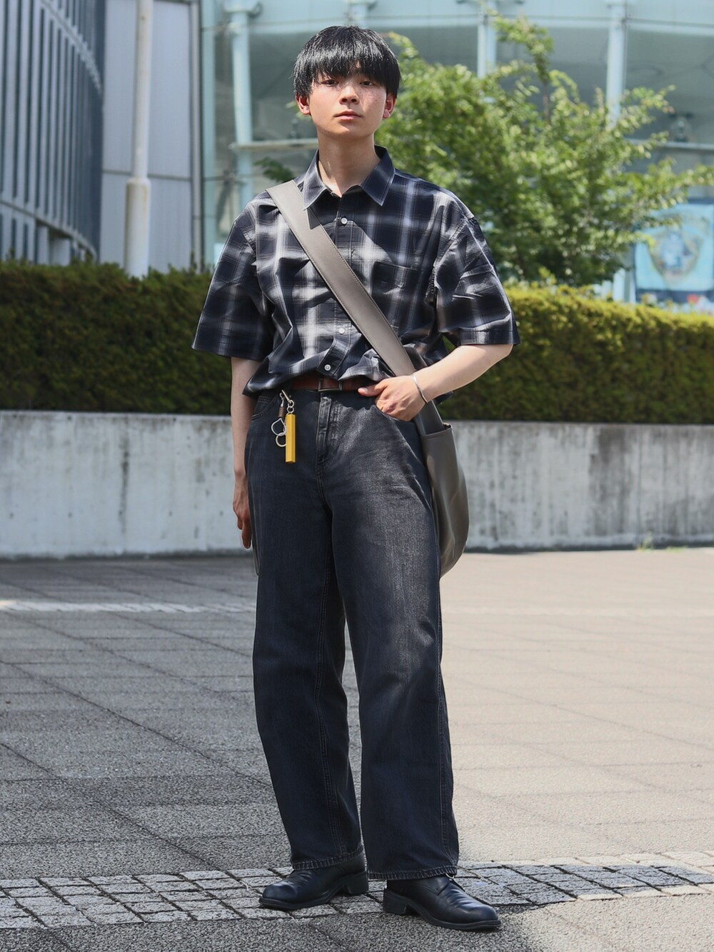 「夏コーデ、テーマパークコーデ、夏服、シンプルスタイル、シンプルコーデ、大人コーデ、メンズファッション、きれいめカジュアル、厚底シューズ、デニムパンツ、チェック、チェックシャツ、メガネ男子、タックイン、タックインコーデ」|「FREAK'S STOREのFREAK’S STORE/フリークスストア ショートスリーブ レギュラーカラー オンブレチェックシャツ/イージーウェア/リラックスフィット(シャツ/ブラウス、ブラック系)」を使った、りゅんやさん(メンズ・174cm)の夏コーディネートの2枚目の写真