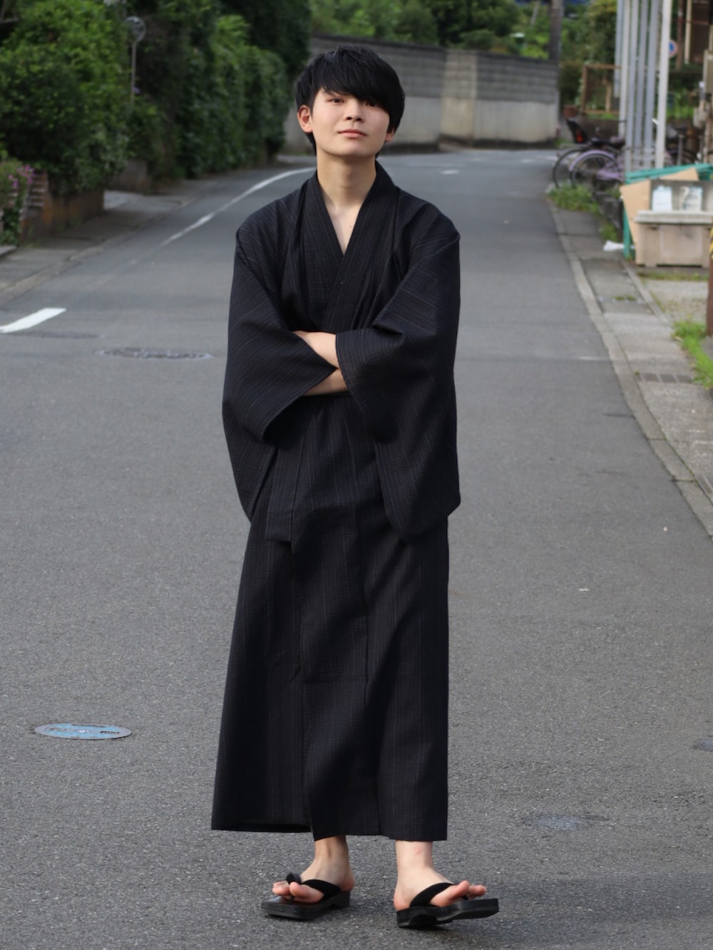「シンプルコーデ、大人カジュアル、浴衣、浴衣男子、MONO-MART」｜「MONO-MARTの縞しじら織り浴衣 3点セット【浴衣＋帯＋下駄】（浴衣、ブラック系）」を使った、りゅんやさん（メンズ・174cm）の夏コーディネートの2枚目の写真