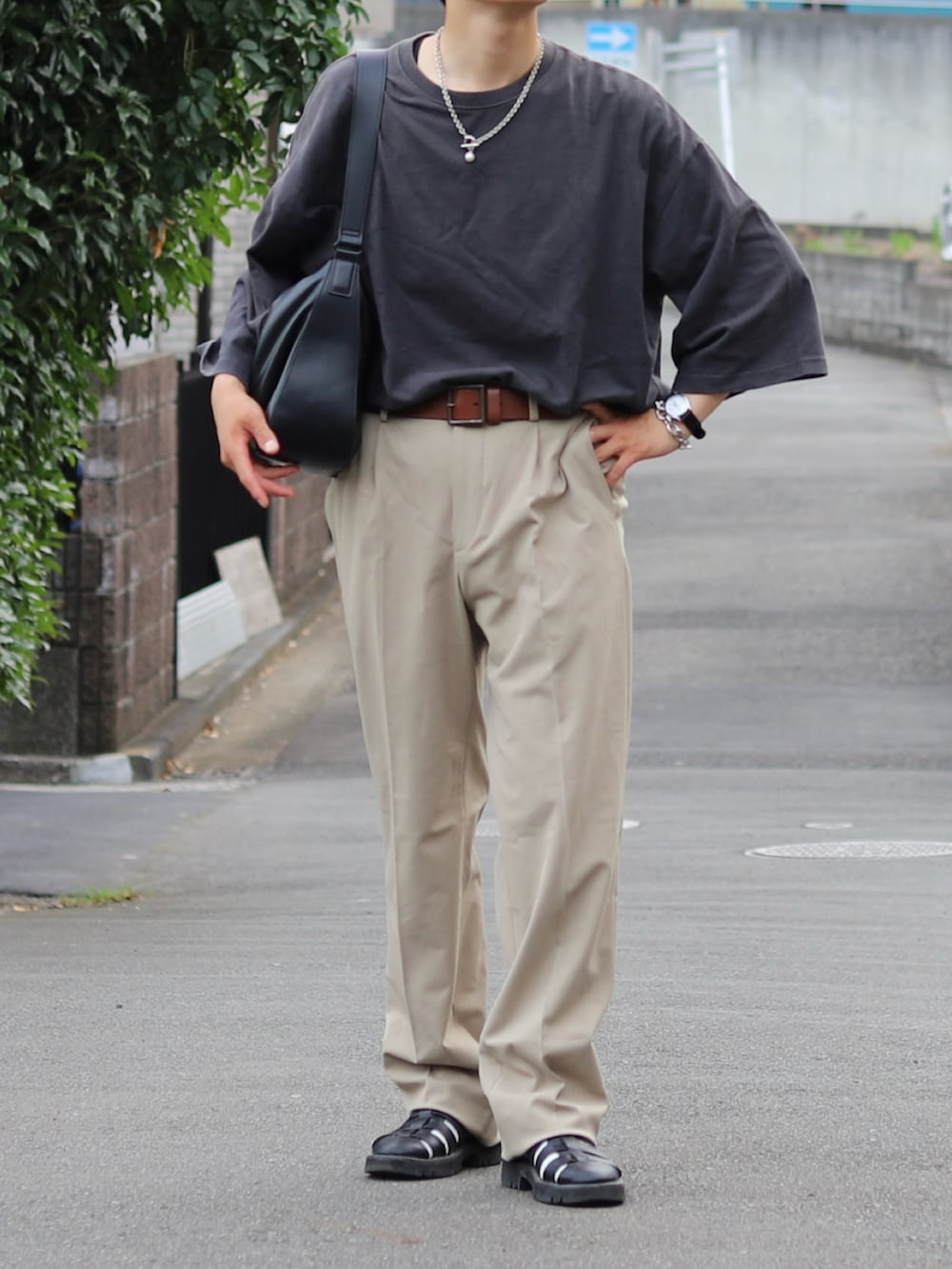 ブラック系のサンダル、ブラック系のTシャツ/カットソー、シルバー系のブレスレットを着用したメンズの夏コーディネートの2枚目の写真