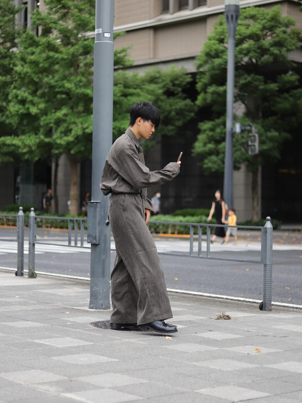「カーキ、秋っぽコーデ更新中、秋のコーデ、秋服、革靴、ネクタイ、セットアップ、シャツスタイル、ストライプ、ワイドパンツ、レザーバッグ、シンプルコーデ、epnok」｜「epnokのセンタープレスワイドバギースラックス（スラックス、グリーン系）」を使った、りゅんやさん（メンズ・174cm）の秋コーディネートの5枚目の写真