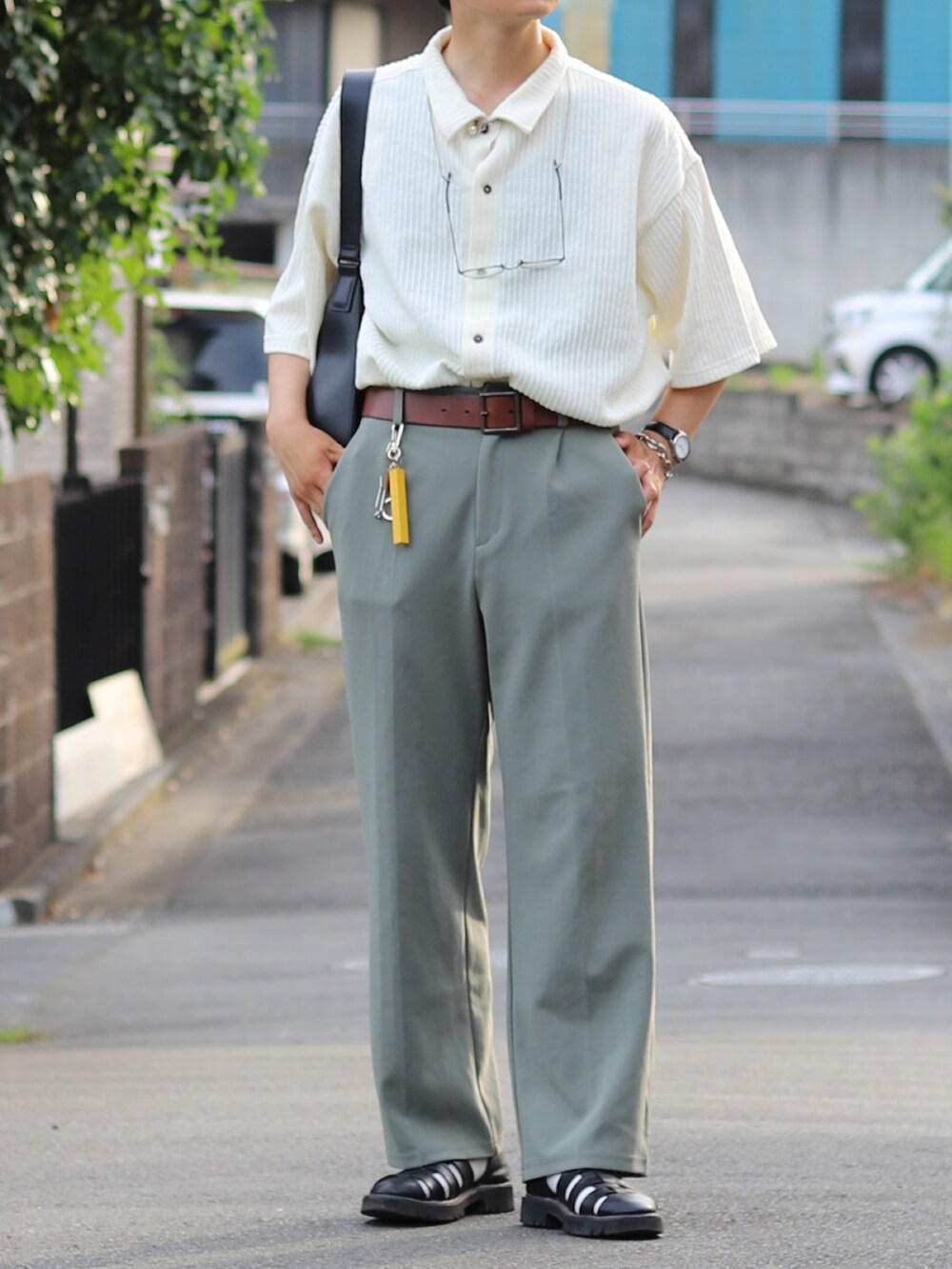 「休日スタイル、きれいめカジュアル、オトナカジュアル、シンプルスタイル、大人コーデ、おしゃ見えテクニック、おしゃれさんと繋がりたい、シャツスタイル、シャツ、大人カジュアル、スラックス、夏コーデ」｜「WONDER WONDERのハイウエスト ワイドスラックス / high waist wide slacks（スラックス、グリーン系）」を使った、りゅんやさん（メンズ・174cm）の夏コーディネートの3枚目の写真