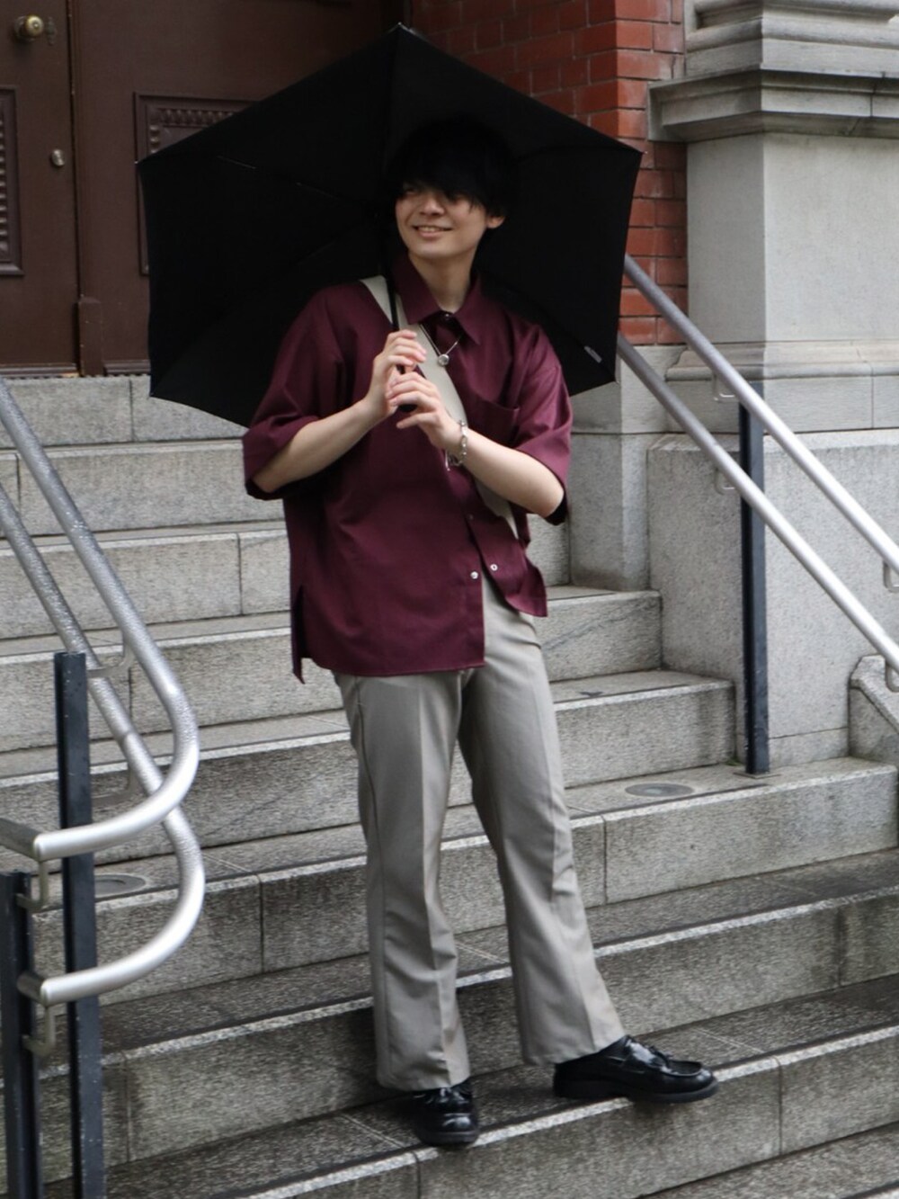 グレー系のスラックス、レッド系のシャツ/ブラウスを着用したメンズの夏コーディネートの4枚目の写真