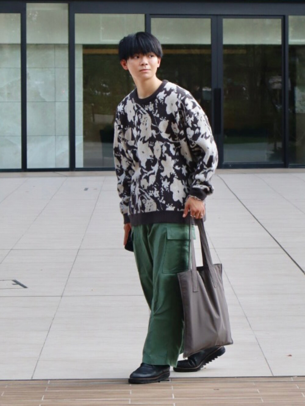 「今日のコーデ、ビッグシルエット、フラワープリント、フラワーニット、カーゴパンツ、トートバッグ、ローファー、秋服準備はじめました、シンプルスタイル」｜「UNIQLOのアイテム（カーゴパンツ、グリーン系）」を使った、りゅんやさん（メンズ・174cm）の秋コーディネートの3枚目の写真