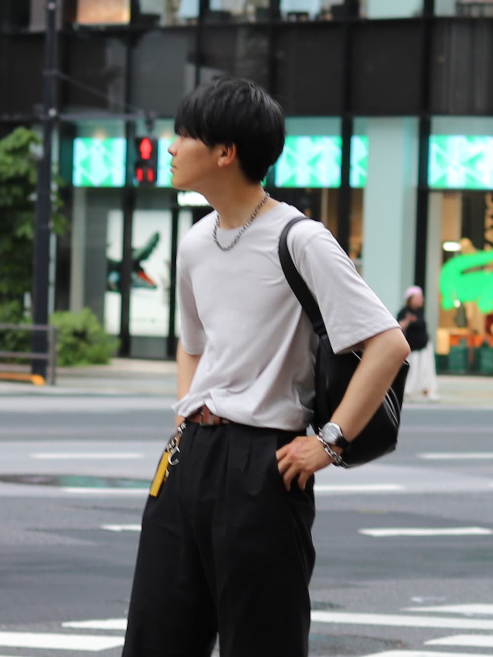 「Tシャツ、白Tシャツ、Tシャツスタイル、タックイン、ワイドパンツ、グルカサンダル、サンダル、モノトーン、シンプルコーデ、大人カジュアル、休日コーデ、ブラック、ラフコーデ」｜「RAGEBLUEのボリュームソール/グルカシューズ/263210（サンダル、ブラック系）」を使った、りゅんやさん（メンズ・174cm）の夏コーディネートの2枚目の写真