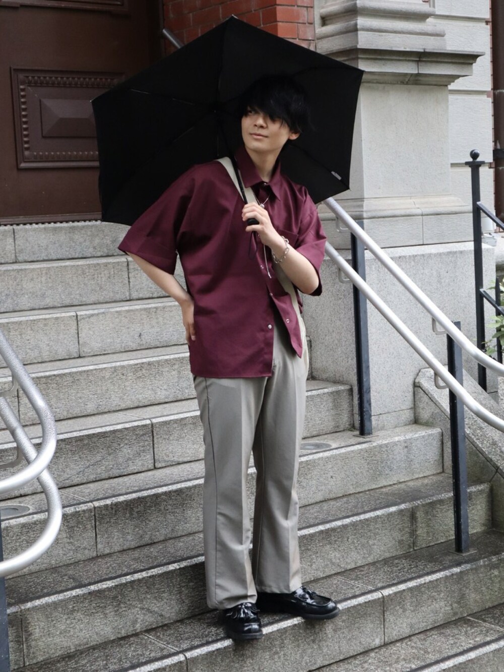 グレー系のスラックス、レッド系のシャツ/ブラウスを着用したメンズの夏コーディネートの2枚目の写真