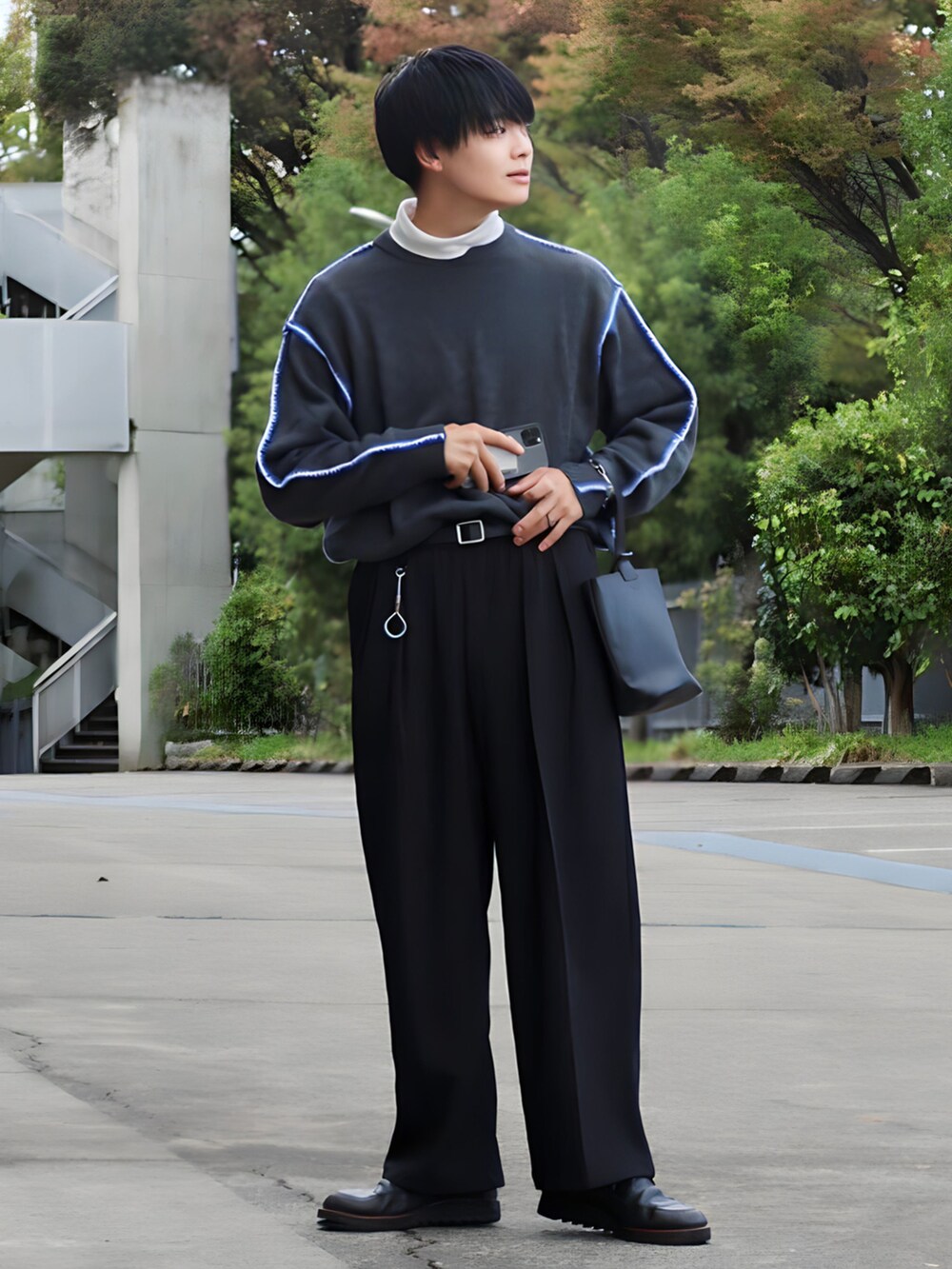 「ステッチ、ステッチニット、タートルネック、ワイドパンツ、ローファー、シンプル、秋服コーデ、レイヤードスタイル、モノトーン、差別化、レザーバッグ」｜「HAREのシャークソールUチップシューズ(HARE)（ドレスシューズ、ブラック系）」を使った、りゅんやさん（メンズ・174cm）の秋コーディネートの2枚目の写真