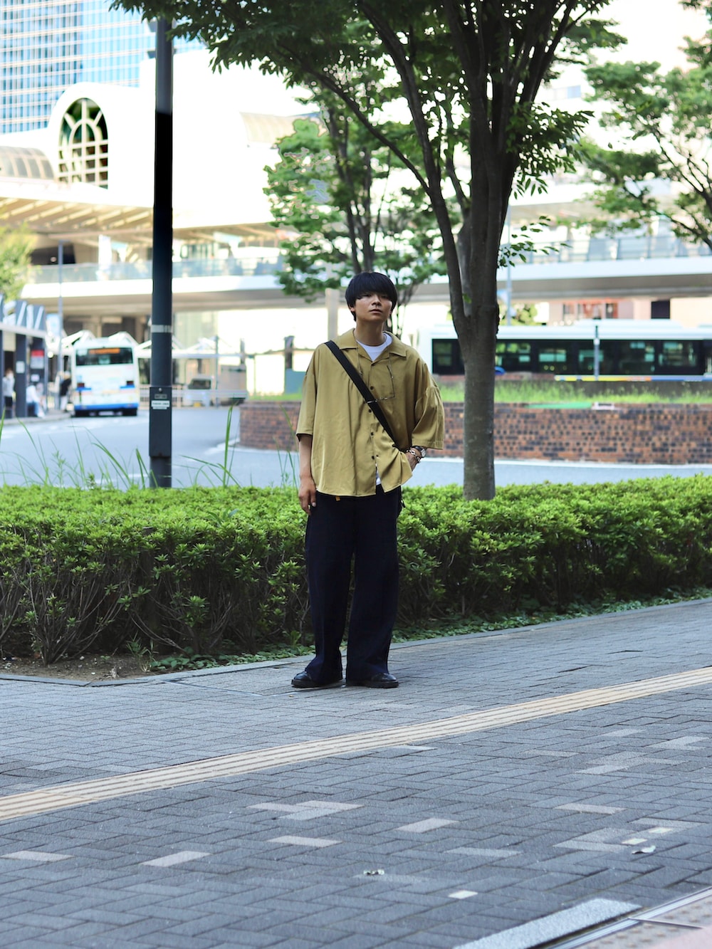 「レイヤードスタイル、夏コーデ、アツいコーデ全部見せ、休日コーデ、シャツスタイル、メガネ男子、夏服、シンプルスタイル、メンズコーデ、サンダル、グルカサンダル、サンダルに靴下」｜「RAGEBLUEのシンセティックレザー/フェイクスウェードグルカシューズ（ドレスシューズ、ブラック系）」を使った、りゅんやさん（メンズ・174cm）の夏コーディネートの4枚目の写真