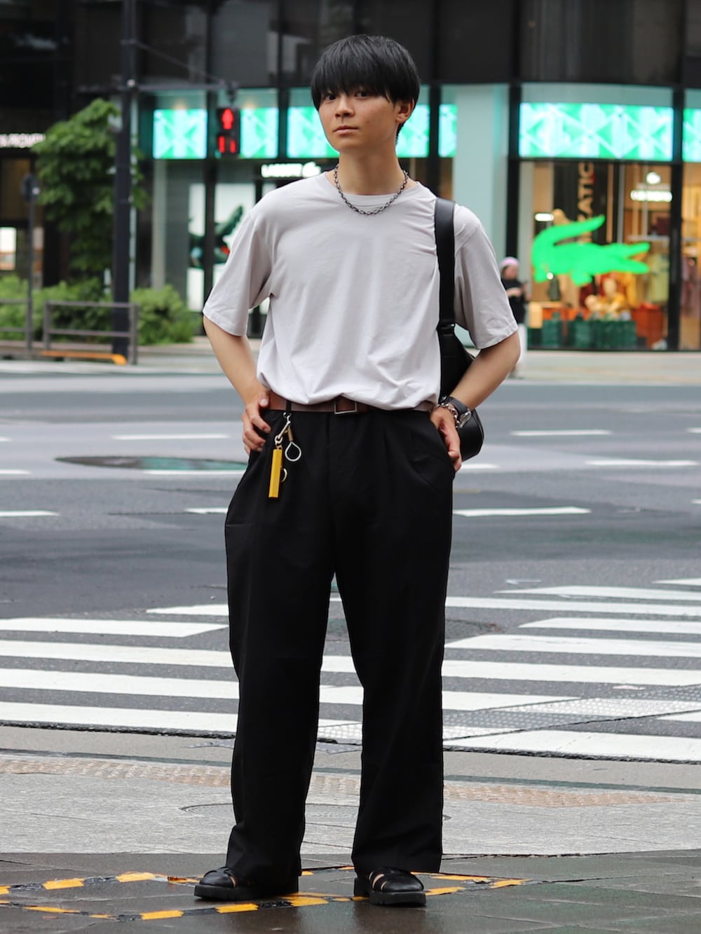 「Tシャツ、白Tシャツ、Tシャツスタイル、タックイン、ワイドパンツ、グルカサンダル、サンダル、モノトーン、シンプルコーデ、大人カジュアル、休日コーデ、ブラック、ラフコーデ」｜「RAGEBLUEのボリュームソール/グルカシューズ/263210（サンダル、ブラック系）」を使った、りゅんやさん（メンズ・174cm）の夏コーディネートの5枚目の写真
