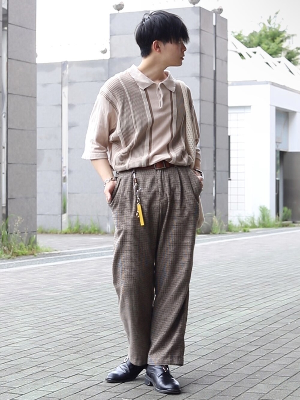 「夏コーデ、夏服コーデ、チェック、Tシャツ、トートバッグ、革靴、タックイン」｜「SENSE OF PLACE by URBAN RESEARCHのチェックウールブレンドワイドパンツ（スラックス、ベージュ系）」を使った、りゅんやさん（メンズ・173cm）の夏コーディネートの2枚目の写真