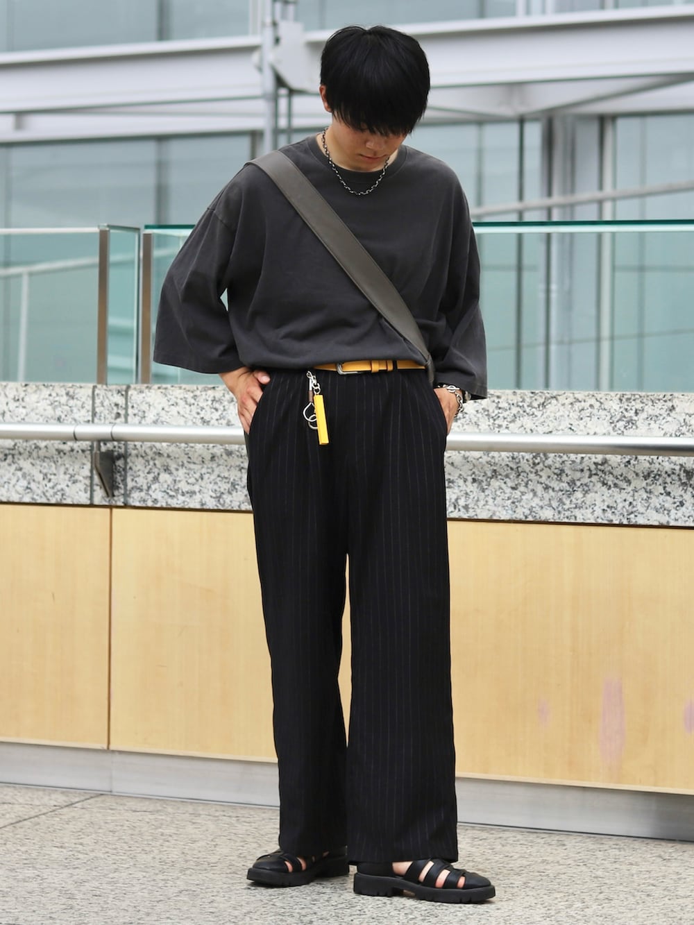 「夏ファッション、ゆるコーデ、シンプルスタイル、オールブラック、タックイン、タックインコーデ、タックインスタイル、Tシャツ、黒Tシャツ、スラックス、黒スラックス、サンダル、グルカサンダル、夏コーデ、ブラック」｜「WETTEMPTの2 TUCK EASY SLACKS(P/PU) /ツータックイージースラックス(P/PU)（スラックス、ブラック系）」を使った、りゅんやさん（メンズ・174cm）の夏コーディネートの2枚目の写真