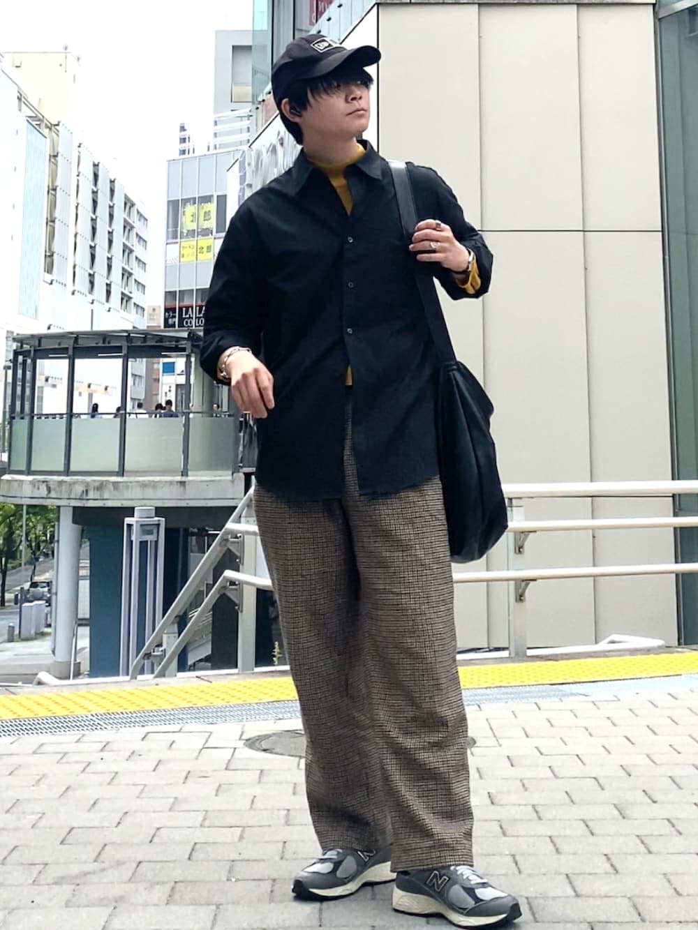 「最近のいい感じコーデ、休日コーデ、メンズファッション、キャップ、レイヤードスタイル、シャツスタイル、春コーデ、大人コーデ、チェックパンツ、スニーカー、黒、New Balance」｜「SENSE OF PLACE by URBAN RESEARCHのチェックウールブレンドワイドパンツ（スラックス、ベージュ系）」を使った、りゅんやさん（メンズ・174cm）の春コーディネートの2枚目の写真