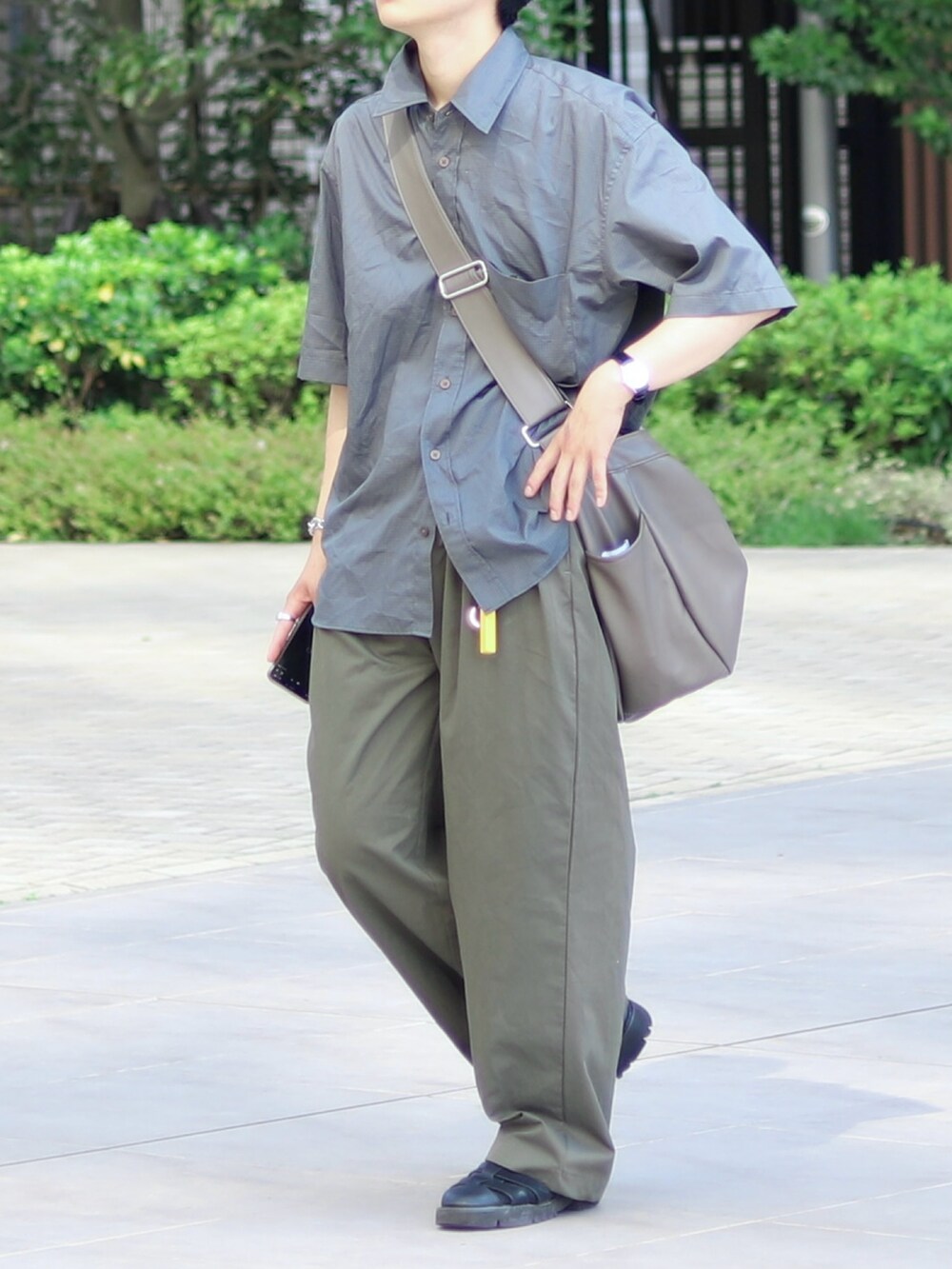 「アツいコーデ全部見せ、お出かけコーデ、シャツスタイル、古着MIX、秋服準備はじめました、シンプルコーデ、ゆるコーデ、大人カジュアル、夏服、カジュアルコーデ、カーゴパンツ、シャツコーデ、サンダル、グルカサンダル、低身長コーデ」｜「Blemeのヘビーツイル ワイドストレート グルカチノパンツ（チノパンツ、グリーン系）」を使った、りゅんやさん（メンズ・174cm）の夏コーディネートの2枚目の写真