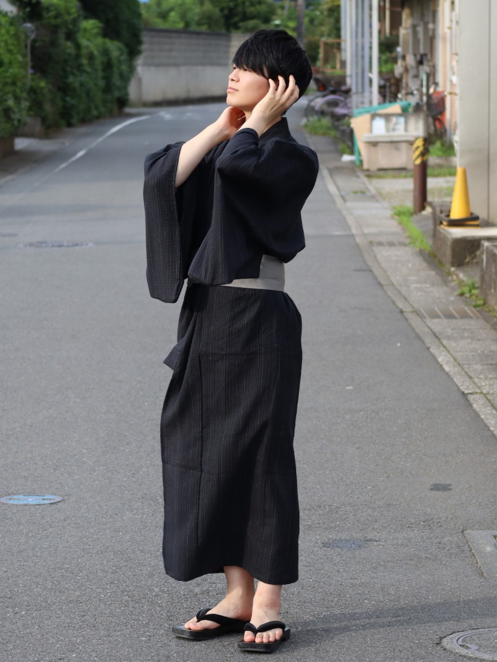 「シンプルコーデ、大人カジュアル、浴衣、浴衣男子、MONO-MART」｜「MONO-MARTの縞しじら織り浴衣 3点セット【浴衣＋帯＋下駄】（浴衣、ブラック系）」を使った、りゅんやさん（メンズ・174cm）の夏コーディネートの4枚目の写真