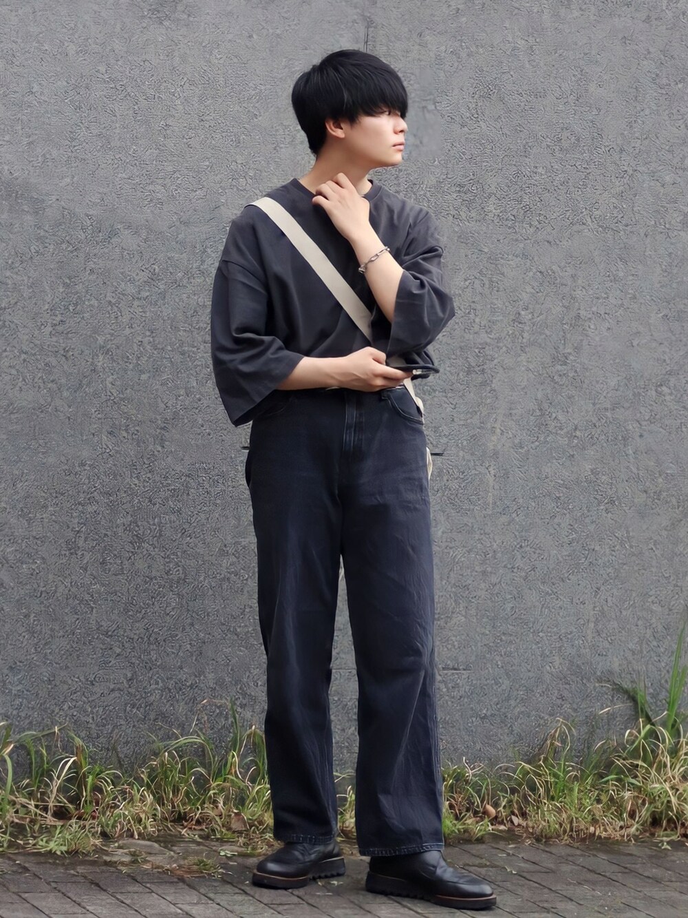 ブラック系のTシャツ/カットソー、ブラック系のドレスシューズを着用したメンズの春コーディネートの2枚目の写真