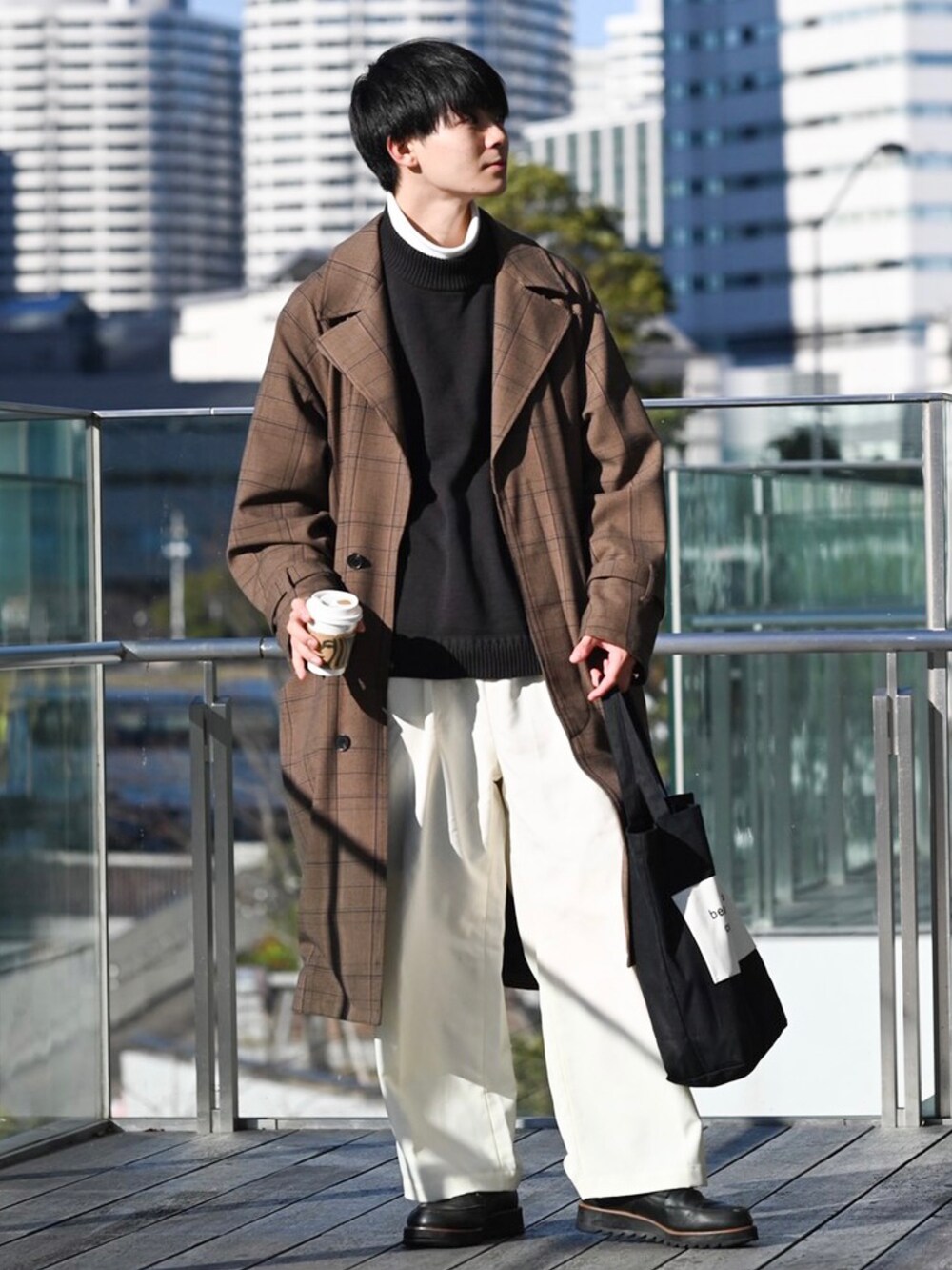 「カジュアルコーデ、オトナカジュアル、レイヤードスタイル、秋服準備はじめました、コート、コートスタイル、チェックコート、ブラウン、トートバッグ、ローファー」｜「epnokのストレートカラースラックスパンツ（スラックス、ホワイト系）」を使った、りゅんやさん（メンズ・174cm）の秋コーディネートの2枚目の写真