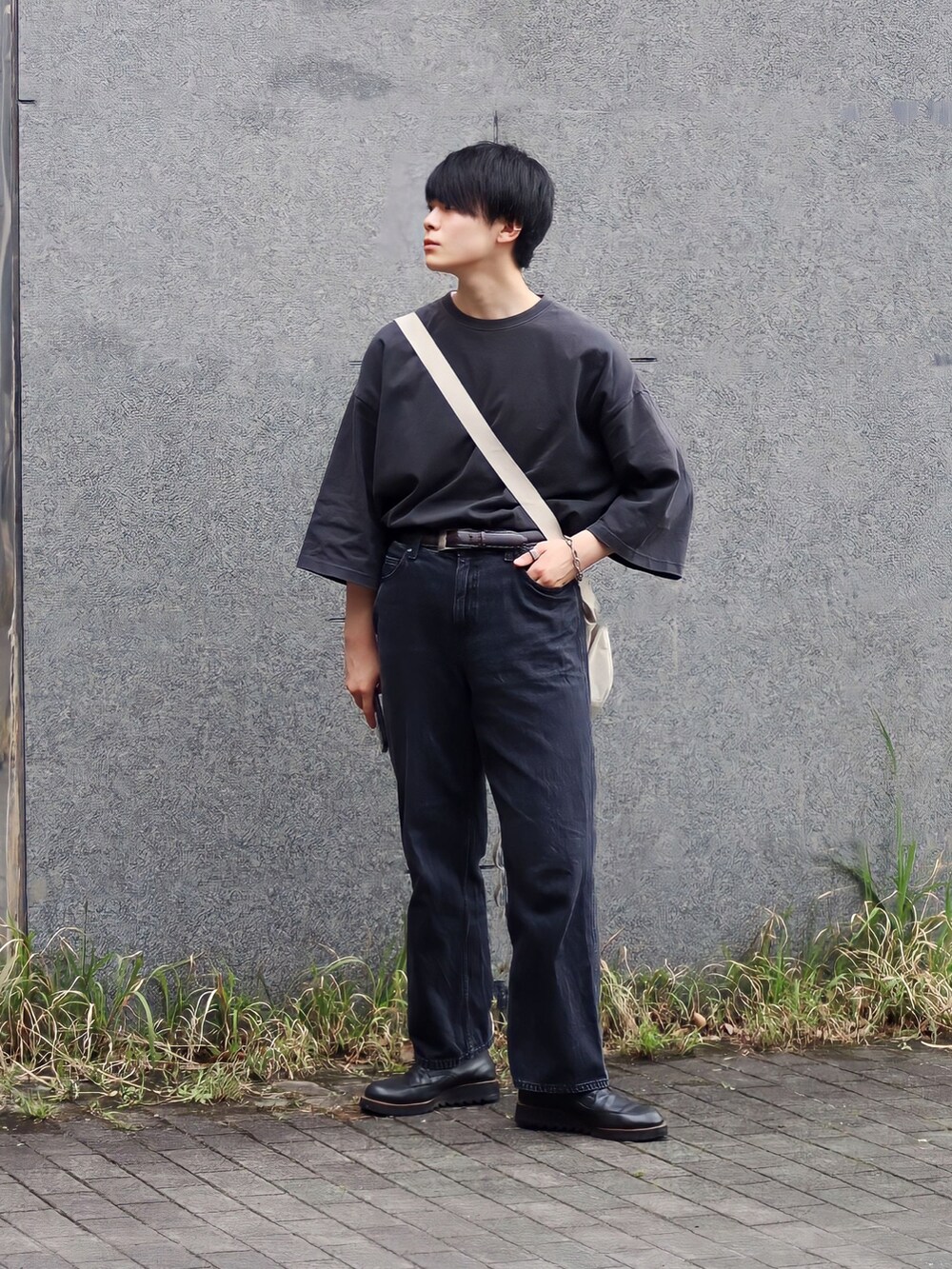 ブラック系のTシャツ/カットソー、ブラック系のドレスシューズを着用したメンズの春コーディネートの3枚目の写真