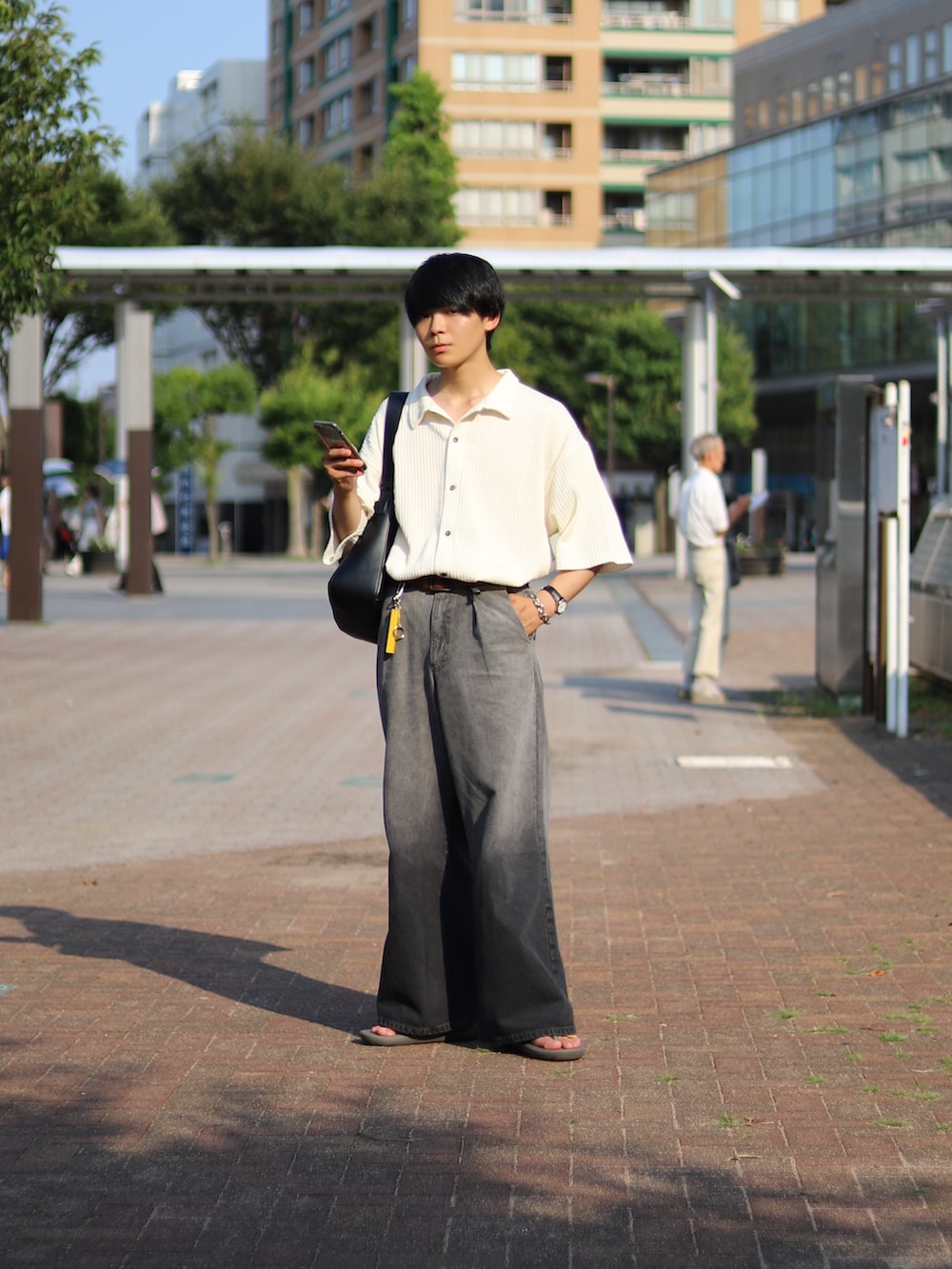 「シャツスタイル、大人カジュアル、初秋コーデ、秋服準備はじめました、モノトーン、サンダル、グラデーション、ワイドパンツ、グラデーションパンツ、白シャツ、シャツコーデ、タックイン、休日スタイル、デートコーデ」｜「CALLNEの【CALLNE】1Tuck Wide Straight Deinm / 1タックワイドストレートデニム（12.8oz）（デニムパンツ、ブラック系）」を使った、りゅんやさん（メンズ・174cm）の夏コーディネートの3枚目の写真