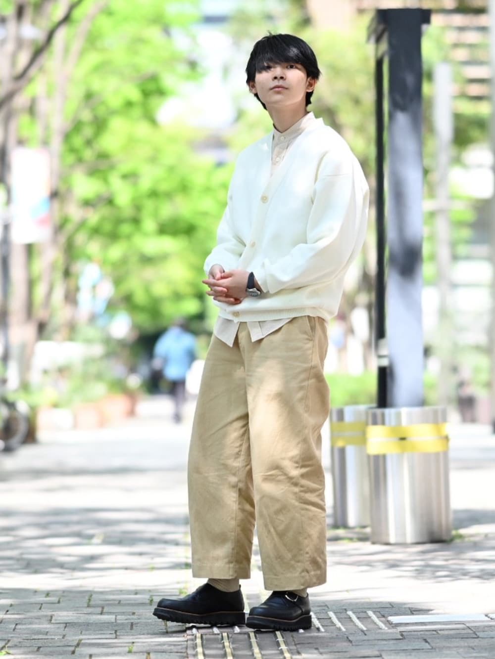 ベージュ系のスラックス、ブラック系のドレスシューズを着用したメンズの夏コーディネートの2枚目の写真