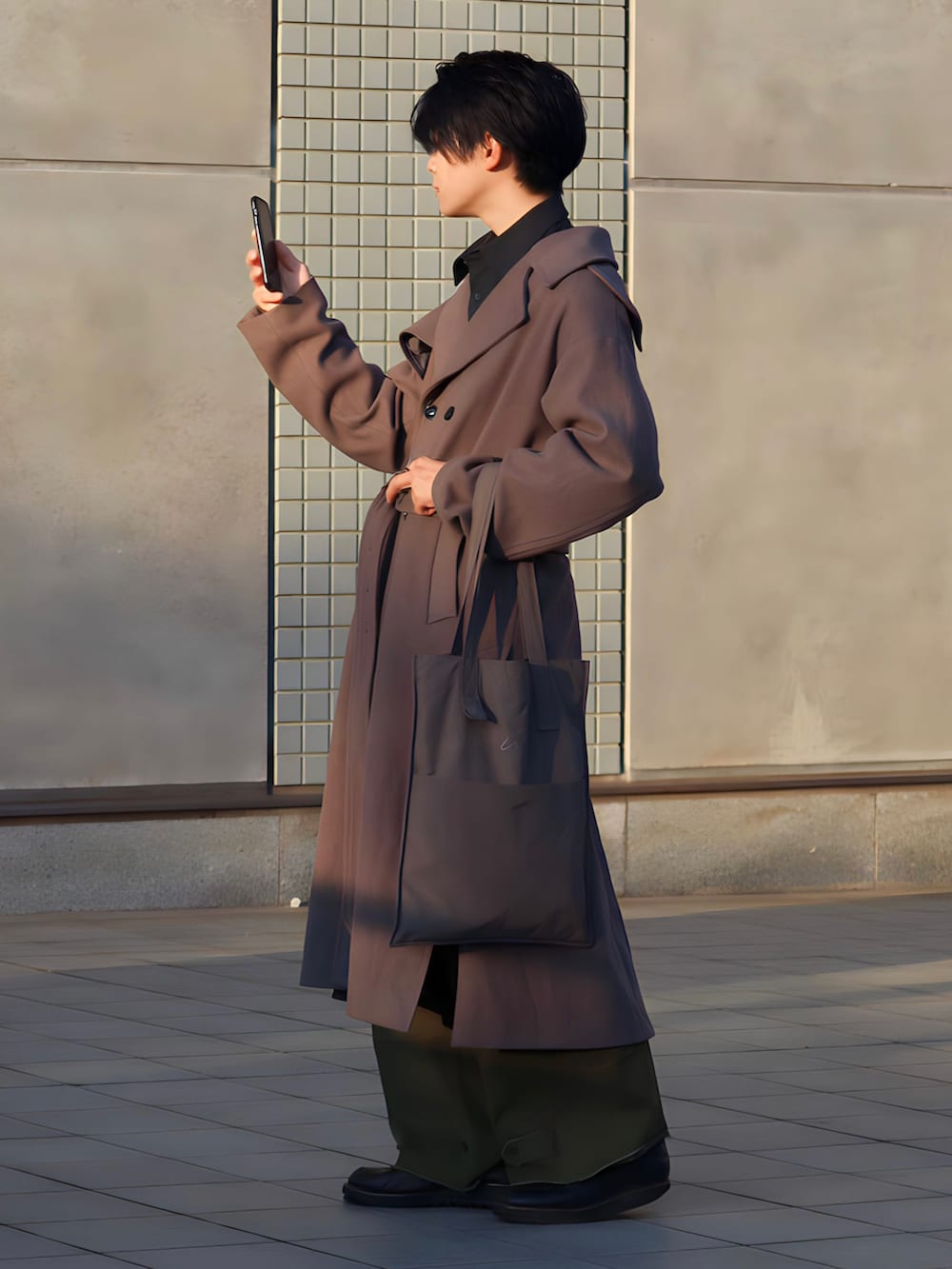 「大人カジュアル、お出かけコーデ、デート、デートスタイル（MEN）、カーゴパンツ、革靴、トートバッグ、冬アウター、リラックススタイル、トレンチコート、ローファー、RAGEBLUE、レイジブルー、ソエルテ、soerte」｜「RAGEBLUEのチェスターコート（チェスターコート、グレー系）」を使った、りゅんやさん（メンズ・174cm）の冬コーディネートの2枚目の写真