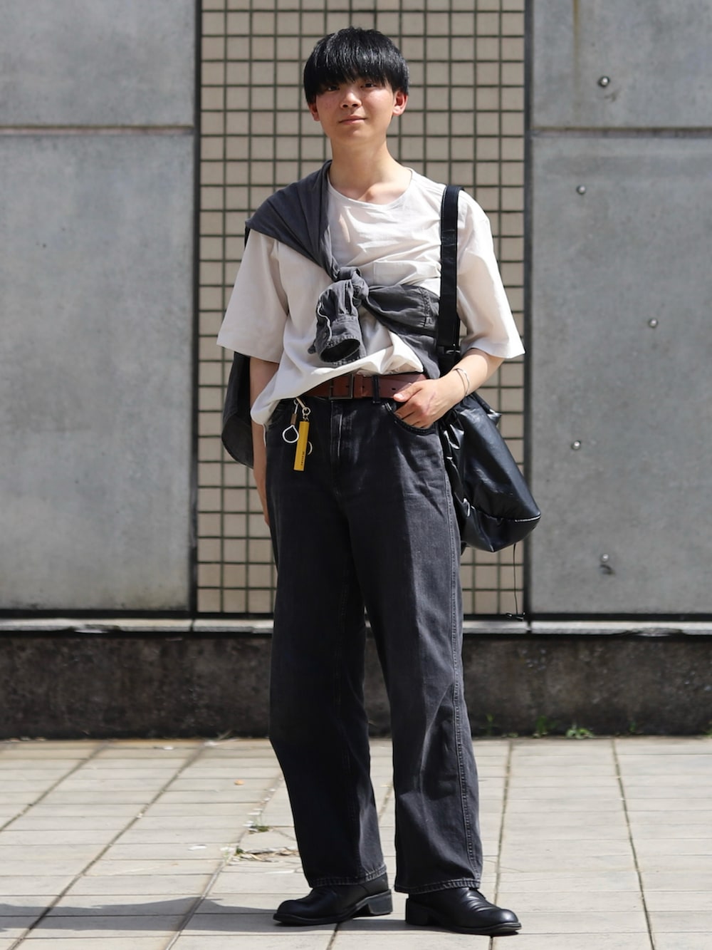 「フェススタイル、レイヤードスタイル、メンズファッション、今日のコーデ、たすき掛け、夏コーデ、ジーンズ、Tシャツ、Tシャツ/カットソー、Tシャツ×デニム、タックイン、タックインコーデ、タックインスタイル」｜「UNIQLOのアイテム（パンツ、ブラック系）」を使った、りゅんやさん（メンズ・174cm）の夏コーディネートの2枚目の写真