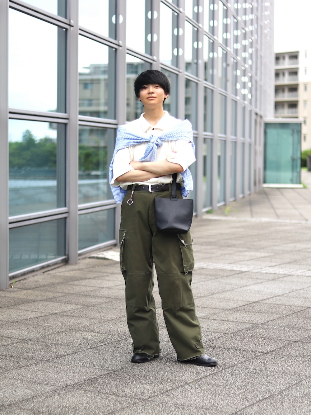 グリーン系のカーゴパンツ、ブラック系のハンドバッグ、ホワイト系のシャツ/ブラウスを着用したメンズの夏コーディネートの2枚目の写真