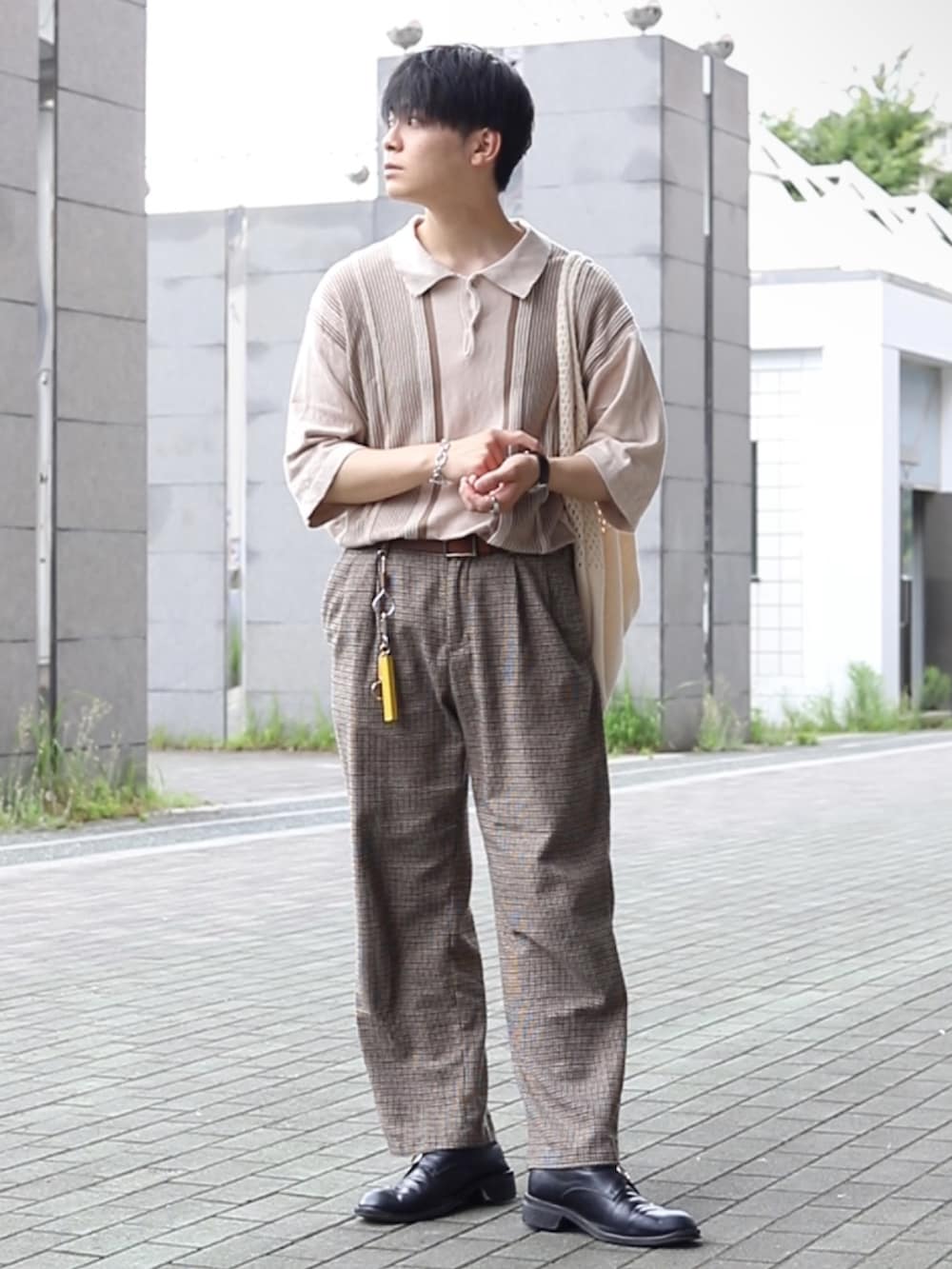 「夏コーデ、夏服コーデ、チェック、Tシャツ、トートバッグ、革靴、タックイン」｜「SENSE OF PLACE by URBAN RESEARCHのチェックウールブレンドワイドパンツ（スラックス、ベージュ系）」を使った、りゅんやさん（メンズ・173cm）の夏コーディネートの3枚目の写真