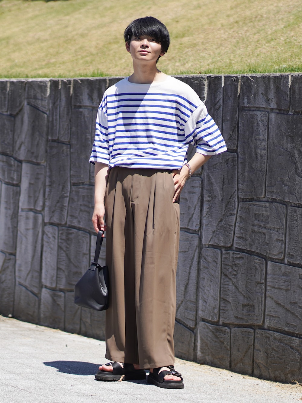 「アツいコーデ全部見せ、夏コーデ、カジュアルコーデ、タックイン、サンダル、ブラウンパンツ、ボーダー、青ボーダー、サコッシュ」｜「BEAUTY&YOUTH UNITED ARROWSのハンギング ポーチ バッグ（ハンドバッグ、ブラック系）」を使った、りゅんやさん（メンズ・174cm）の夏コーディネートの3枚目の写真