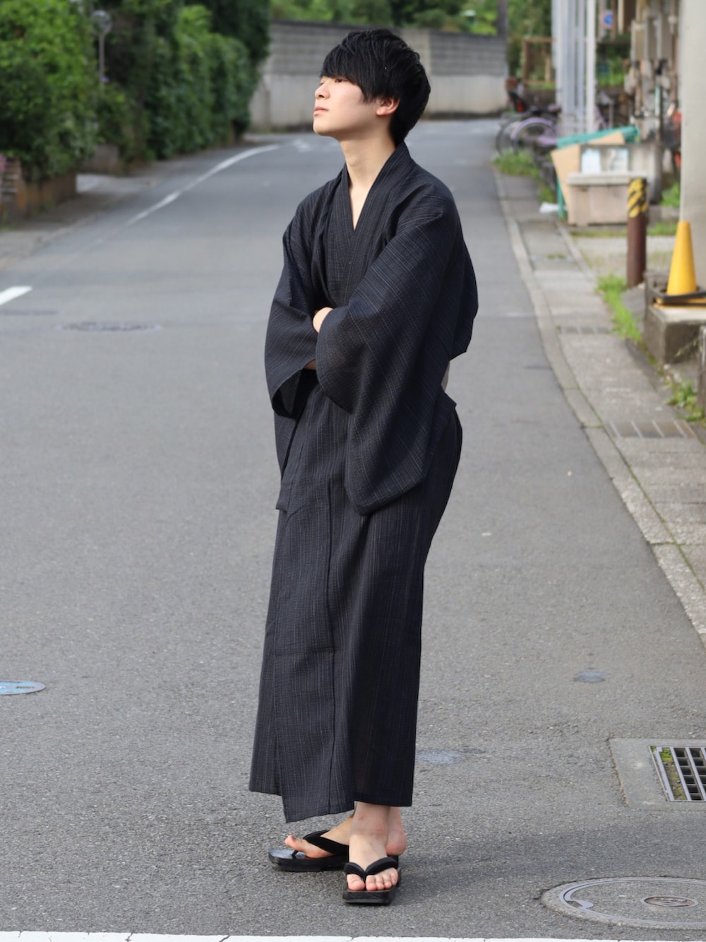 「シンプルコーデ、大人カジュアル、浴衣、浴衣男子、MONO-MART」｜「MONO-MARTの縞しじら織り浴衣 3点セット【浴衣＋帯＋下駄】（浴衣、ブラック系）」を使った、りゅんやさん（メンズ・174cm）の夏コーディネートの3枚目の写真