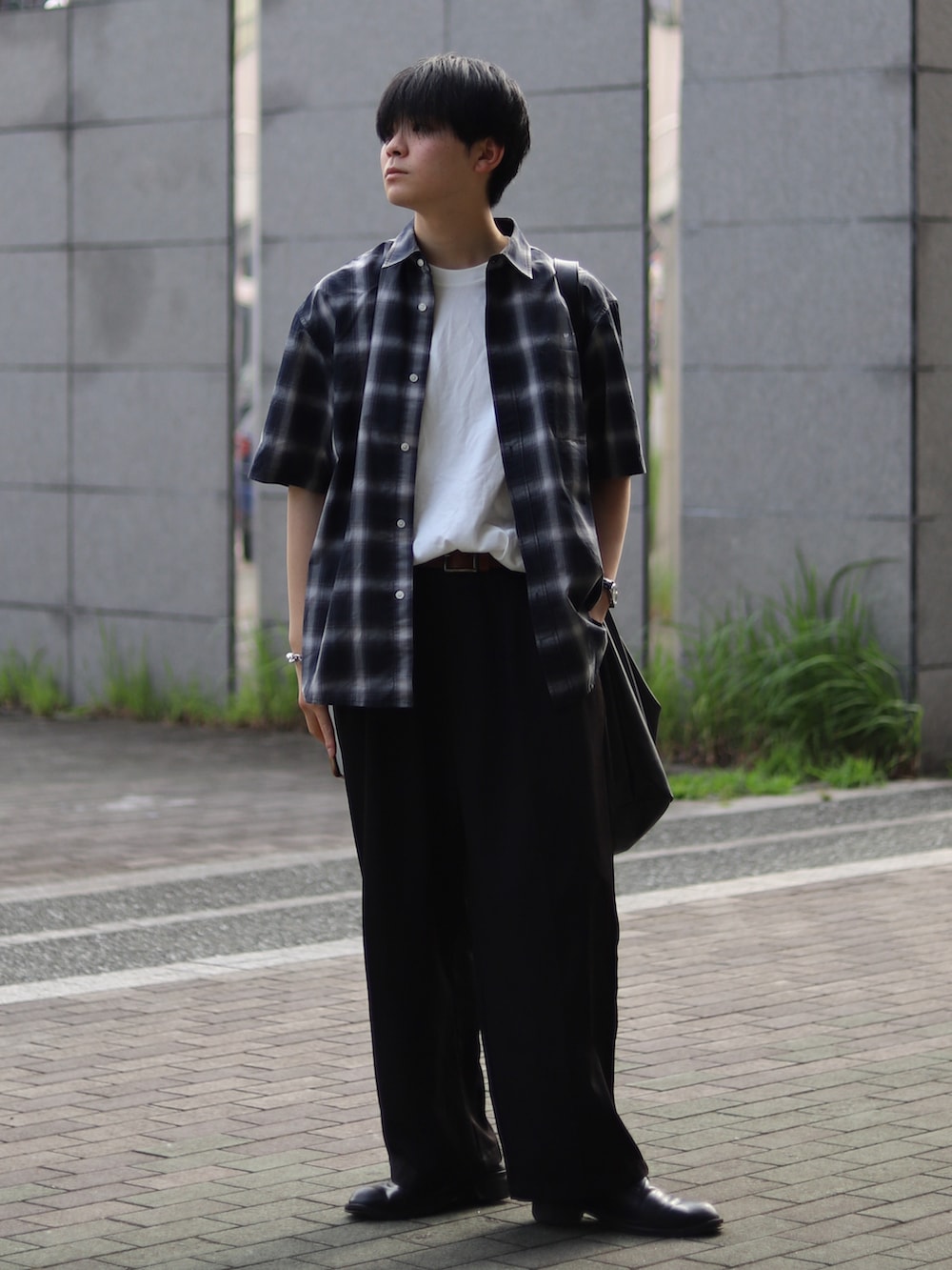 「柄シャツ、チェックシャツ、スラックス、お出かけコーデ、きれいめカジュアル、革靴、Tシャツ、タックイン」｜「UNIQLOのチノワイドパンツ（その他パンツ、ブラック系）」を使った、りゅんやさん（メンズ・174cm）の夏コーディネートの3枚目の写真