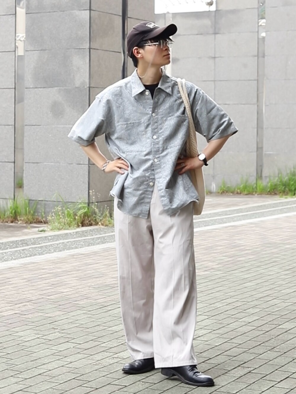 「柄シャツ、夏コーデ、革靴、白パンツ、ブルー、ホワイト、レザーシューズ、トートバッグ、WEARyouthコーデ、キャップ、メガネ男子」｜「MONKEY TIMEの＜monkey time＞ PE JACQUARD CUT-OFF SHIRT/シャツ（シャツ/ブラウス、ブルー系）」を使った、りゅんやさん（メンズ・174cm）の夏コーディネートの2枚目の写真