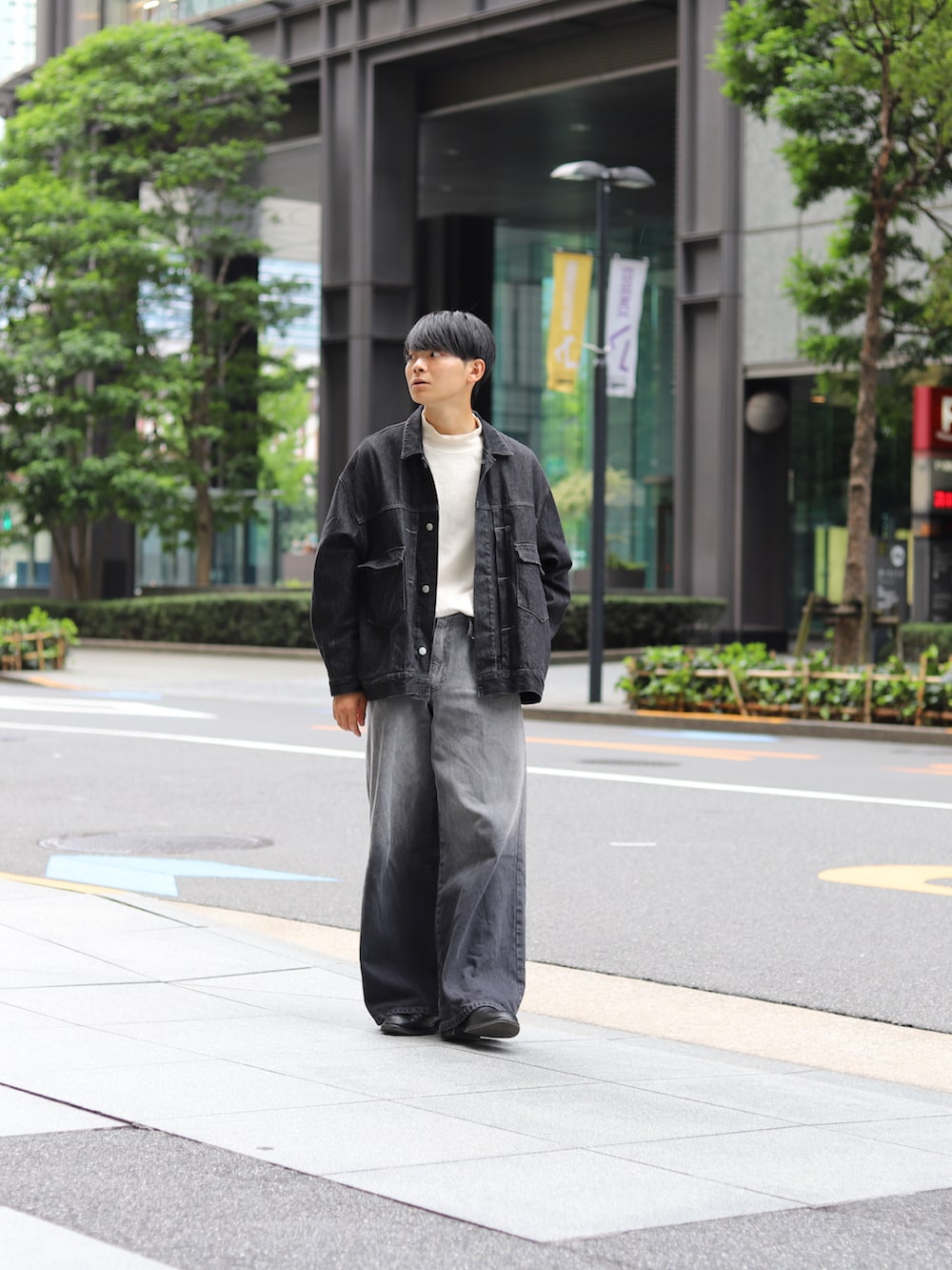 「秋っぽコーデ更新中、レイヤードスタイル、モノトーン、グラデーションデニム、グラデーション、デニムジャケット、ワイドパンツ、タックイン、モックネック、革靴、ブラック、ホワイト、デニムパンツ」｜「WYM LIDNMのHEAVY OZ WIDE DENIM SET-UP（セットアップ、ブラック系）」を使った、りゅんやさん（メンズ・174cm）の秋コーディネートの5枚目の写真
