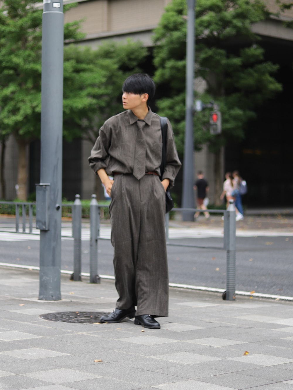 「カーキ、秋っぽコーデ更新中、秋のコーデ、秋服、革靴、ネクタイ、セットアップ、シャツスタイル、ストライプ、ワイドパンツ、レザーバッグ、シンプルコーデ、epnok」｜「epnokのセンタープレスワイドバギースラックス（スラックス、グリーン系）」を使った、りゅんやさん（メンズ・174cm）の秋コーディネートの2枚目の写真