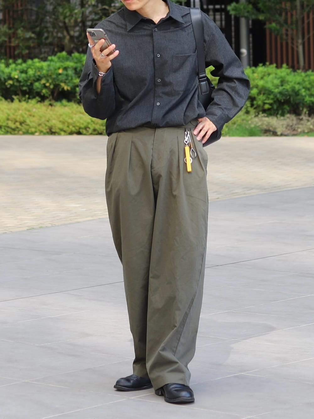 「お出かけコーデ、シャツスタイル、秋服準備はじめました、休日スタイル、メンズコーデ、秋コーデ、革靴、古着MIX、キレイめコーデ、カーゴパンツ、ミリタリー、シンプルスタイル」｜「Blemeのヘビーツイル ワイドストレート グルカチノパンツ（チノパンツ、グリーン系）」を使った、りゅんやさん（メンズ・174cm）の夏コーディネートの2枚目の写真