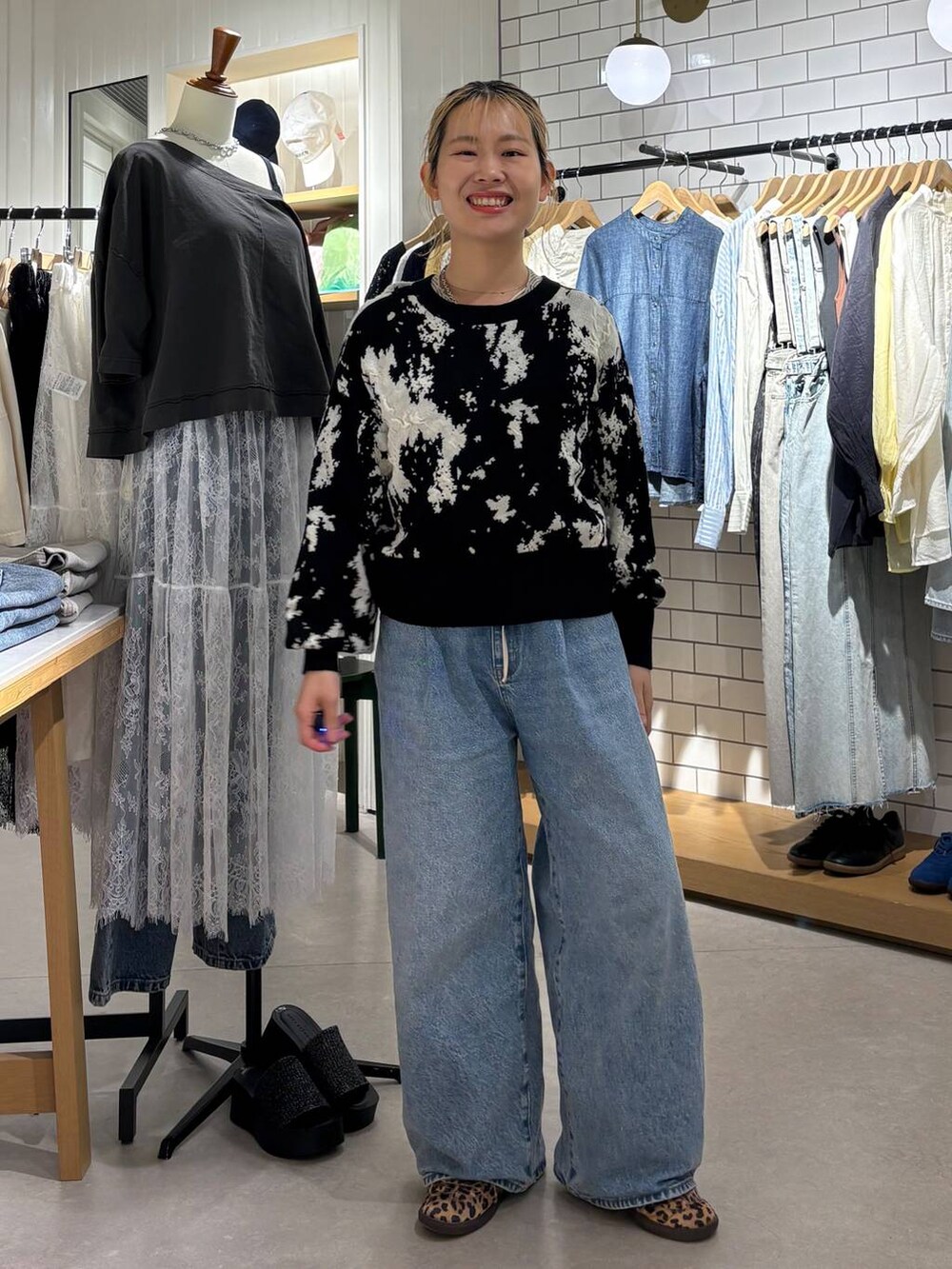 ブルー系のデニムパンツ、その他のスニーカー、ブラック系のカーディガン/ボレロを着用したレディースの春コーディネートの6枚目の写真