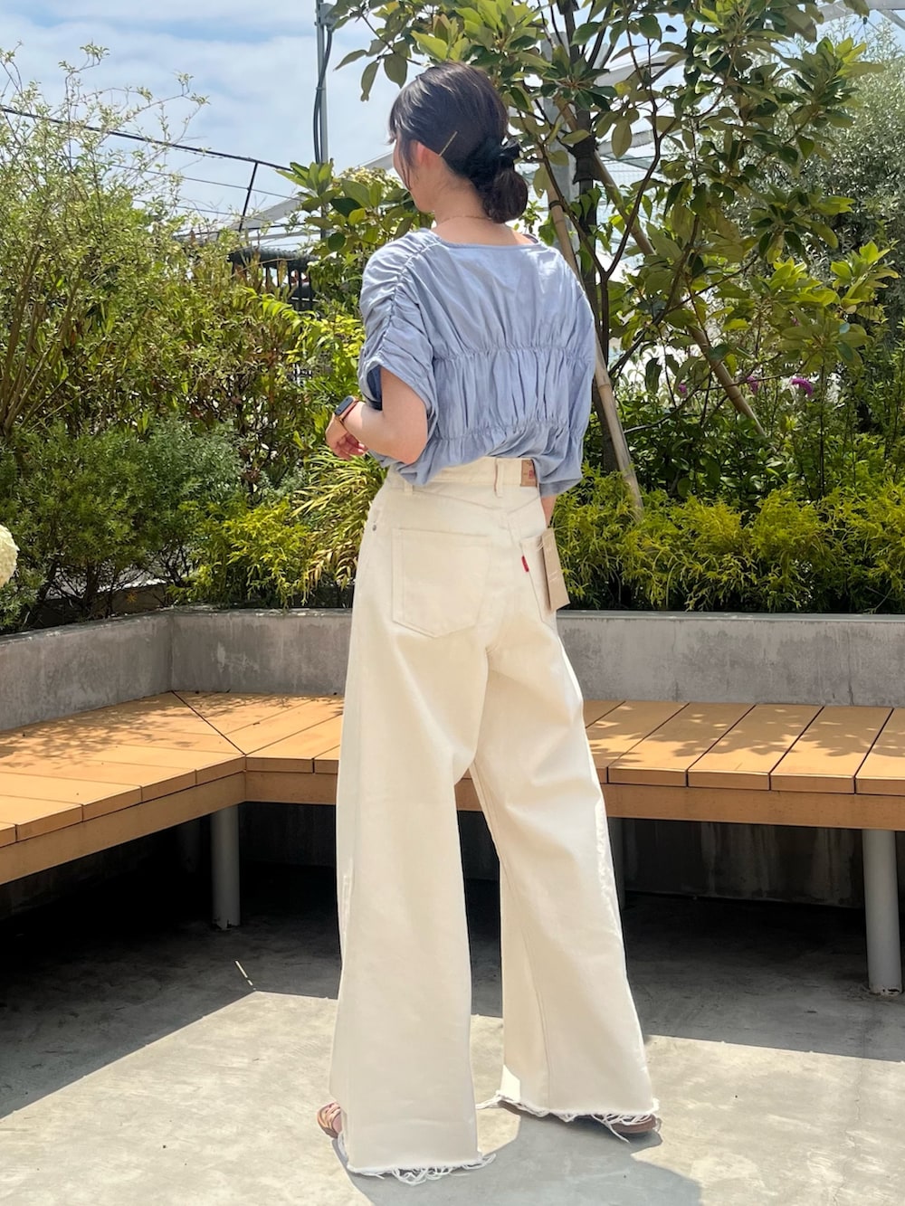 ブルー系のシャツ/ブラウス、ホワイト系のデニムパンツを着用したレディースの夏コーディネートの3枚目の写真