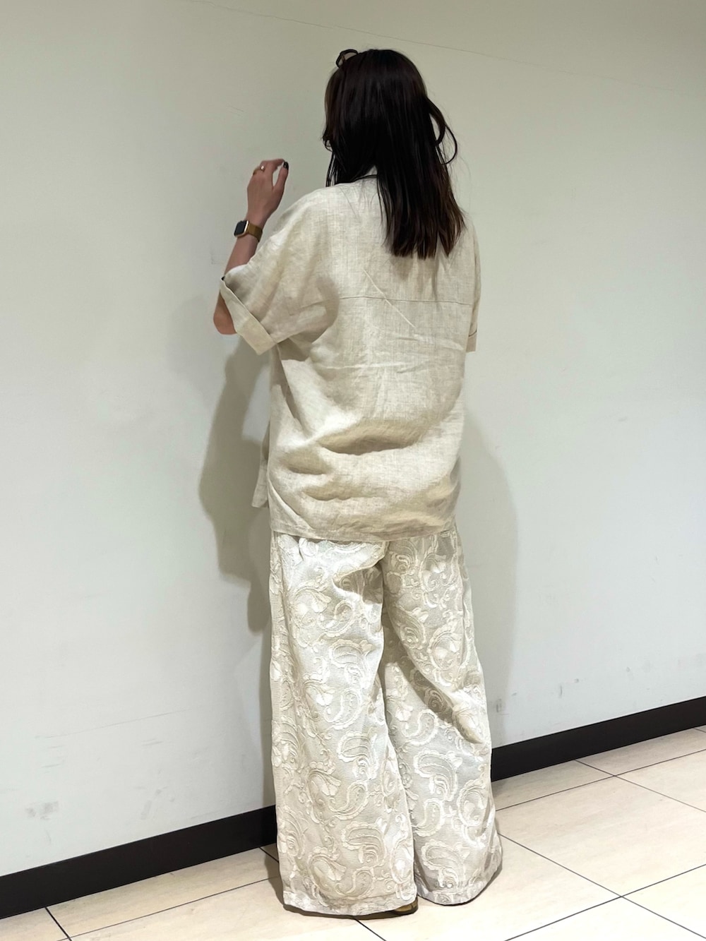 ホワイト系のTシャツ/カットソー、ホワイト系のテーラードジャケット、ホワイト系のその他パンツを着用したレディースの春コーディネートの4枚目の写真
