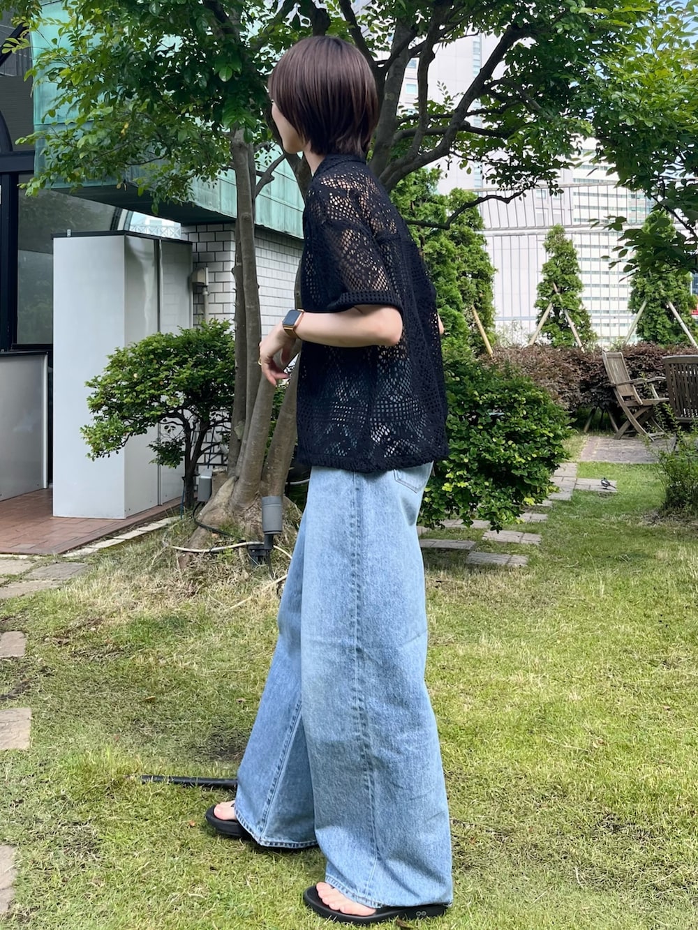 ブラック系のシャツ/ブラウス、ブルー系のデニムパンツを着用したレディースの夏コーディネートの3枚目の写真