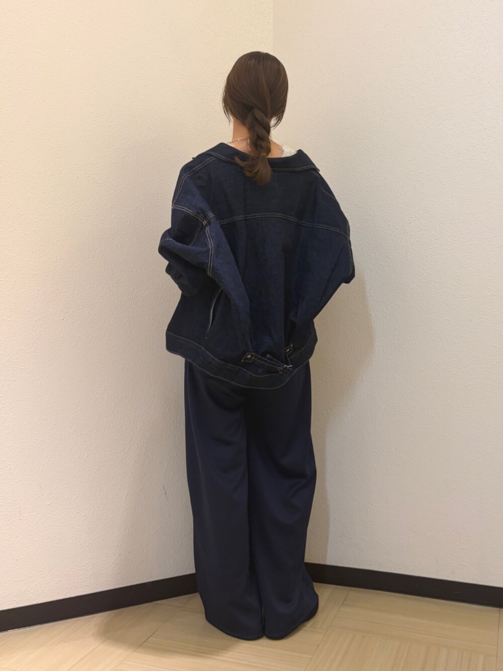 ブラック系のパンプス、ブルー系のデニムジャケット、ブルー系のその他パンツを着用したレディースの夏コーディネートの3枚目の写真