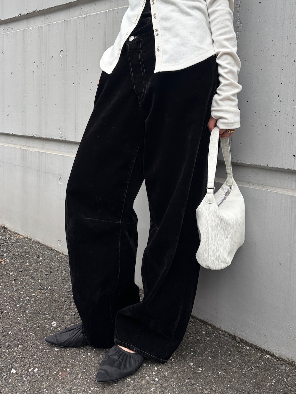 ホワイト系のTシャツ/カットソー、ブラック系のデニムパンツ、ホワイト系のハンドバッグを着用したレディースの秋コーディネートの5枚目の写真