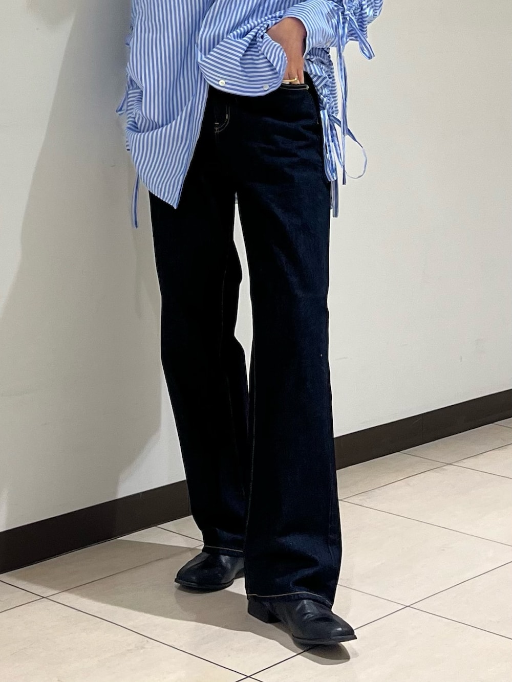 その他のシャツ/ブラウス、ブルー系のデニムパンツ、ブラウン系のメガネを着用したレディースの秋コーディネートの5枚目の写真