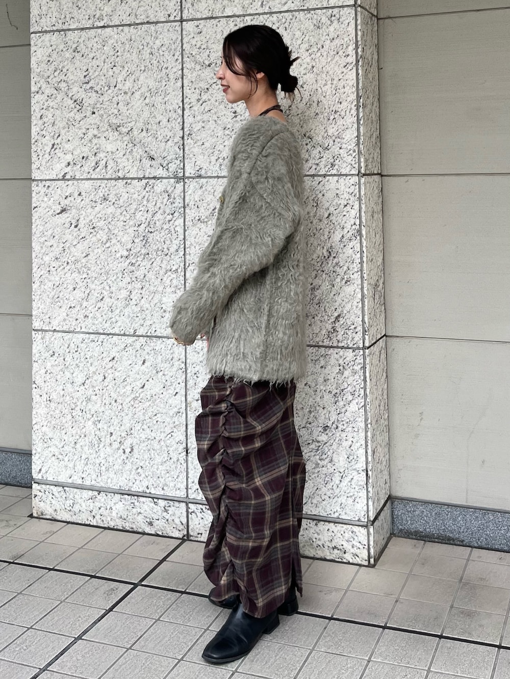 レッド系のワンピース、グレー系のカーディガン/ボレロを着用したレディースの秋コーディネートの2枚目の写真